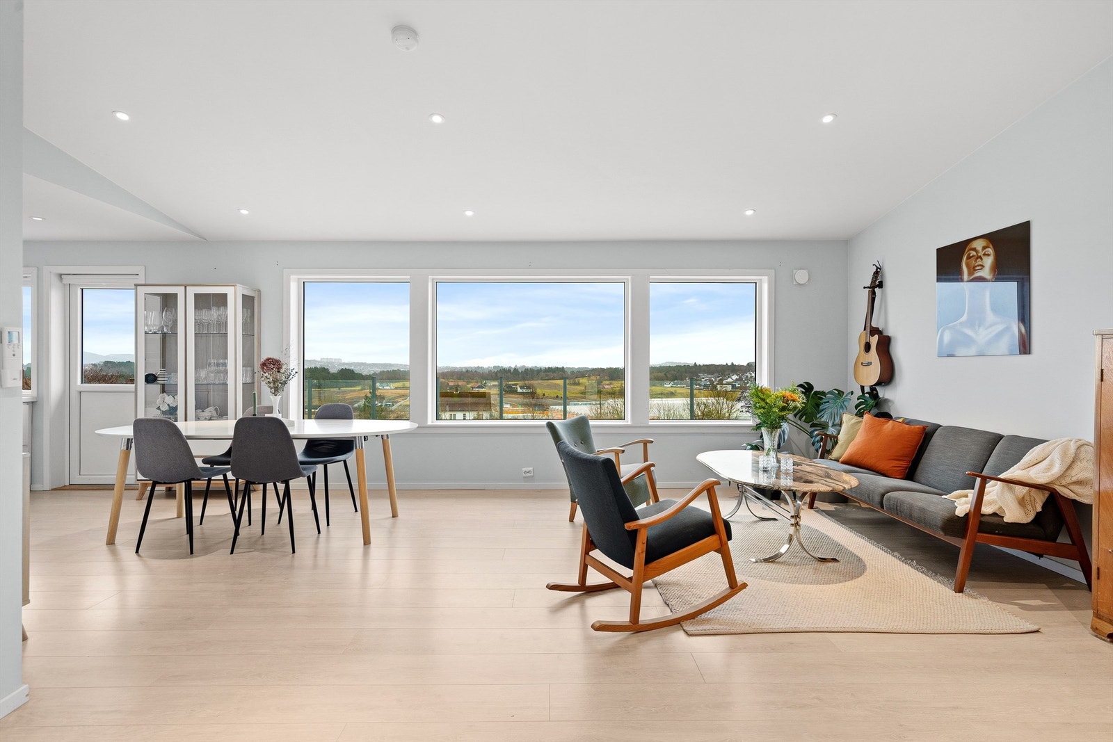 Her er det god plass til både spisebord og flere sittegrupper. Galleribilde