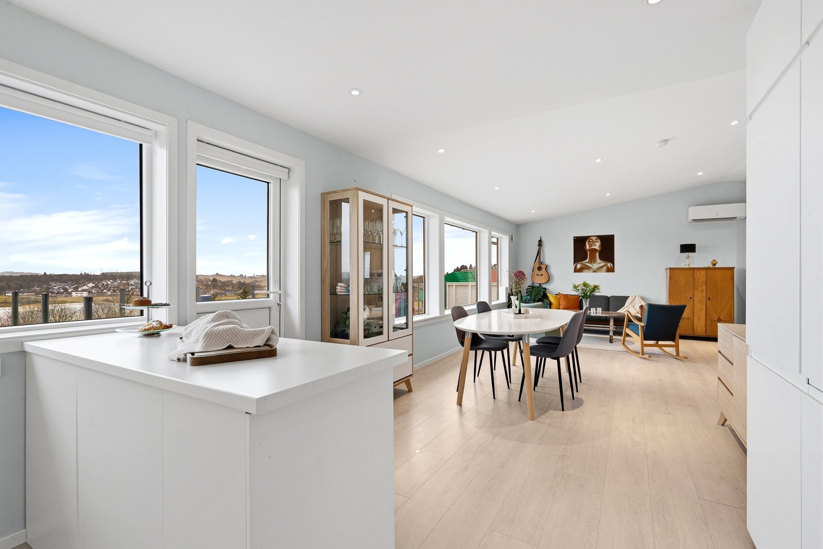 Fra kjøkkenøya har du full oversikt over stuen og utsikten utenfor. Galleribilde