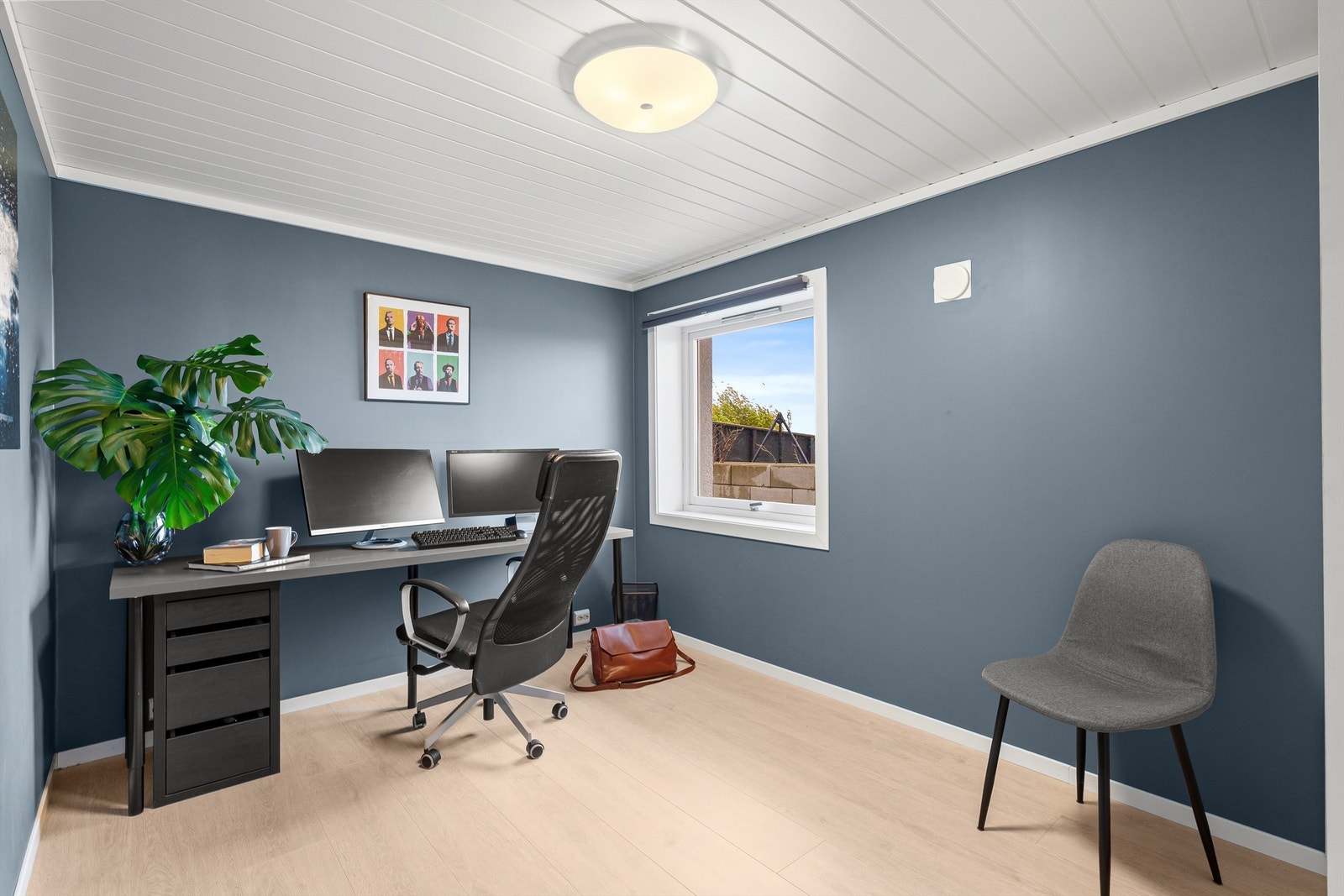 Boligen har totalt fem soverom, som gir stor fleksibilitet. Dette rommet er i dag innredet som kontor. Galleribilde