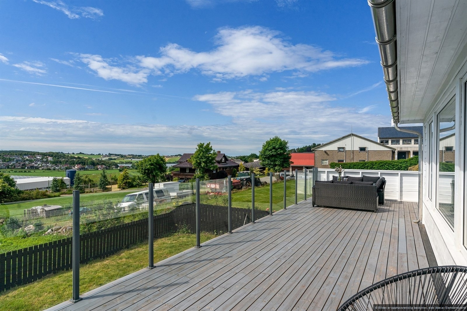 Boligen har virkelig flott utsikt ut over grønne enger og mot Hålandsvatnet (bildet tatt i 2021) Galleribilde