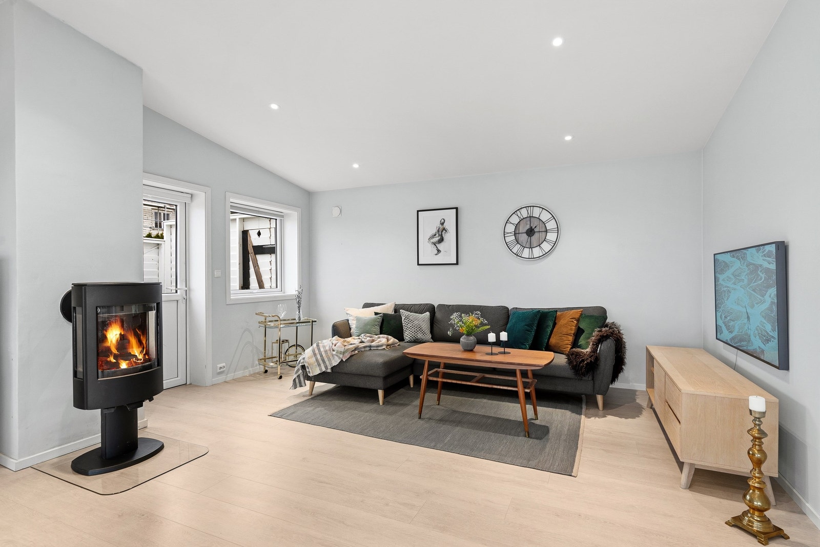 En egen TV-stue gir ekstra rom for familien, adskilt fra hovedstuen. Galleribilde