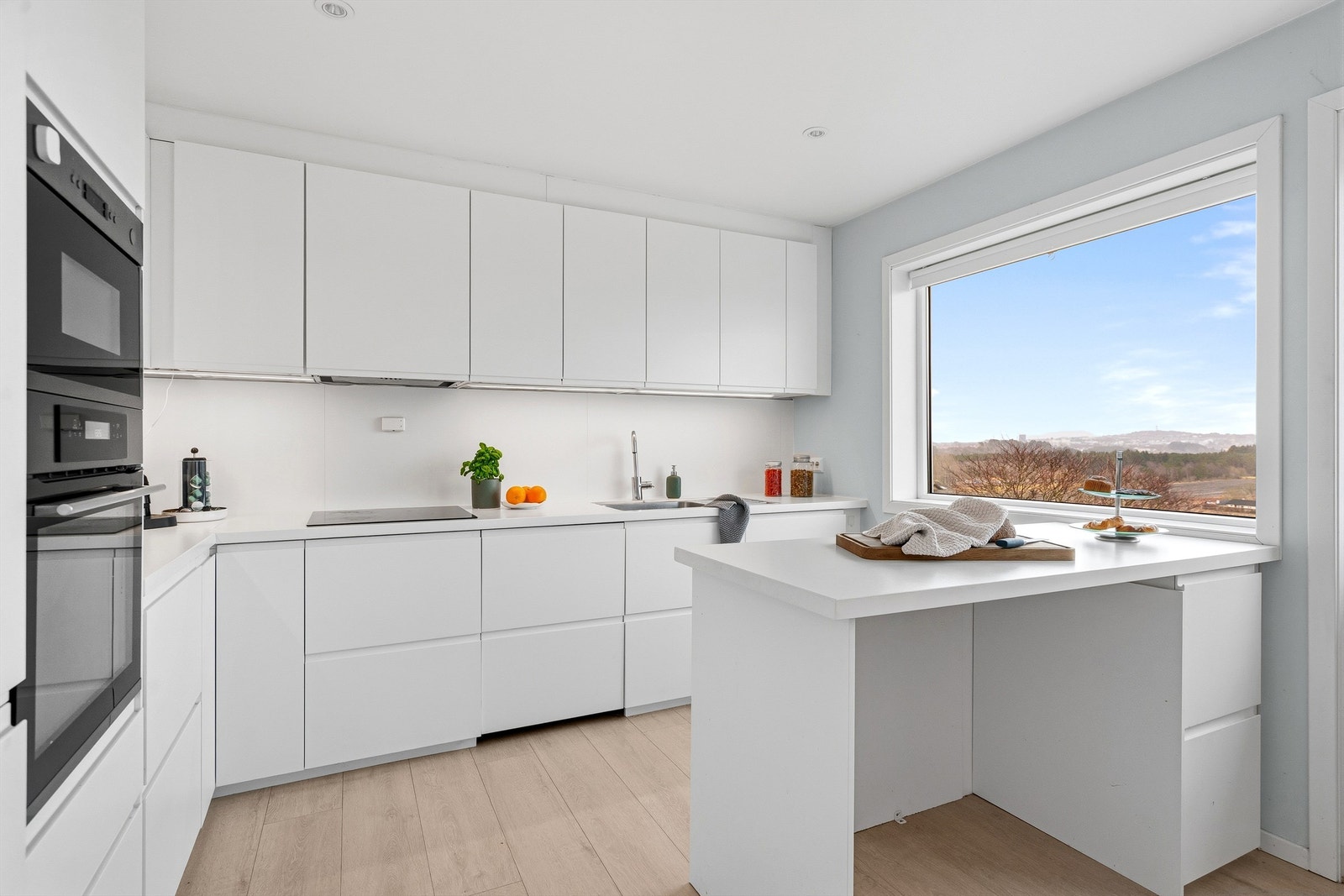 Kjøkkenøya gir en fin arbeidsflate og en uformell spiseplass. Galleribilde