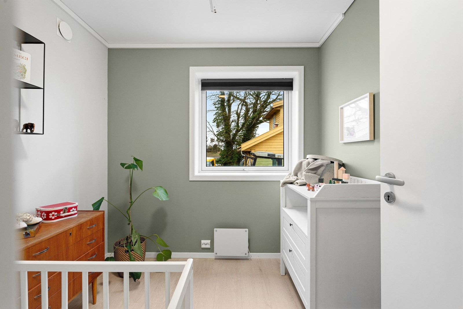 Vinduene i boligen er fra 2001 og 2018, og sikrer godt med lysinnslipp. Galleribilde