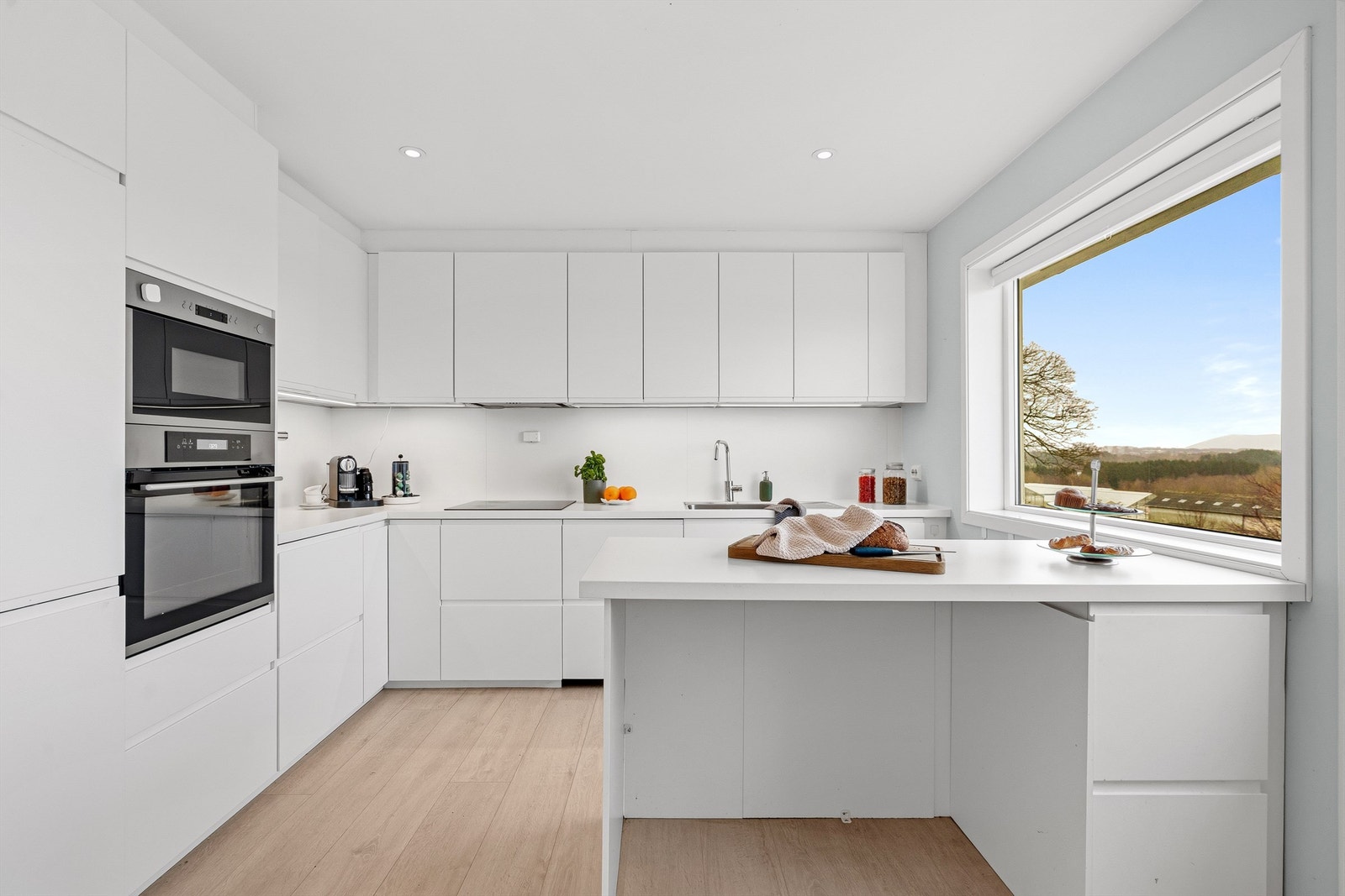 Kjøkkenet er utstyrt med integrert stekeovn, platetopp, oppvaskmaskin og kjøleskap med fryser. Galleribilde