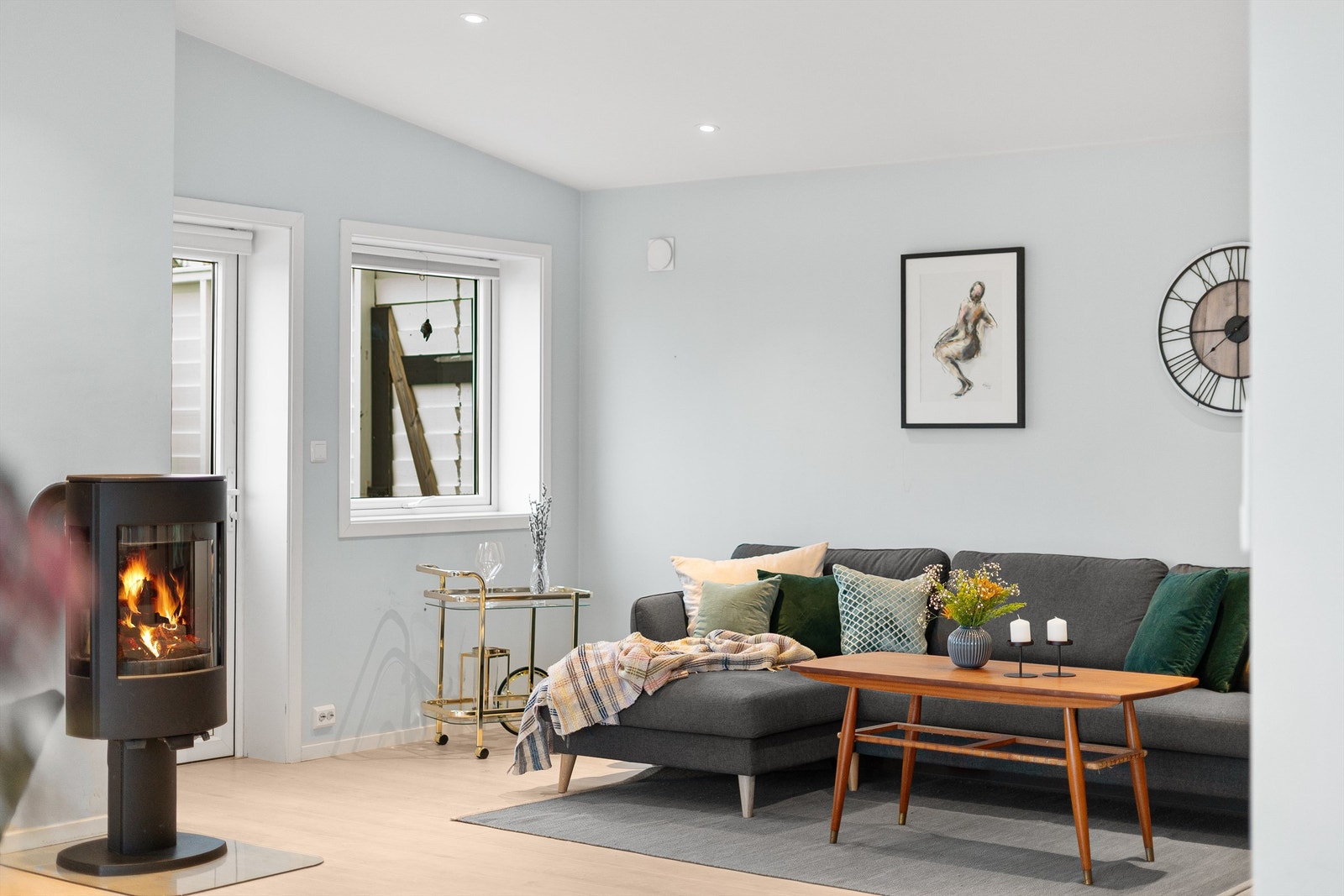 Også i TV-stuen er det en peisovn som bidrar med varme og hygge. Galleribilde