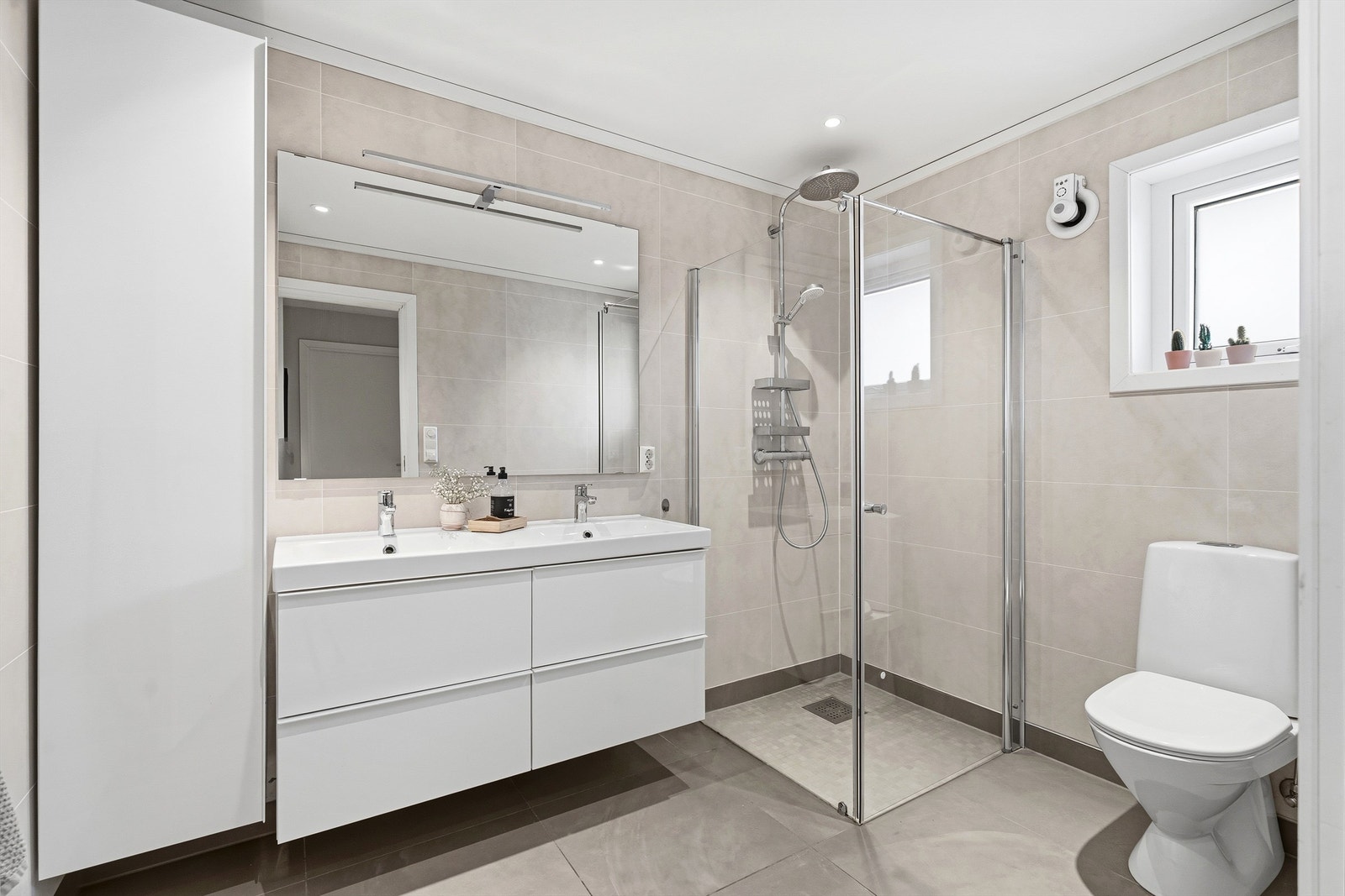 Hovedbadet i første etasje ble modernisert i 2018 og har en dobbel servantinnredning og et romslig dusjhjørne med regndusj. Galleribilde