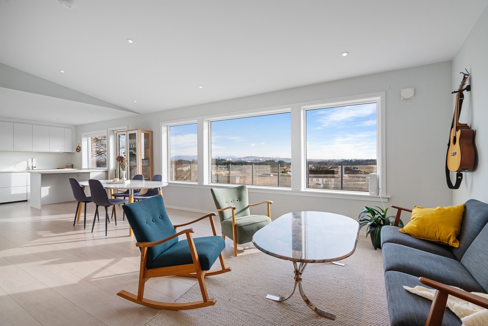 Stuen er lys og luftig med store vinduer som slipper inn rikelig med dagslys. Galleribilde