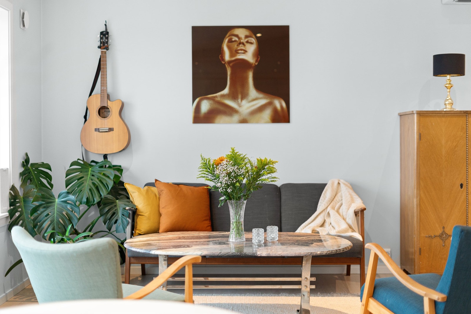 Malte, lyse flater på vegger og i himling gir et moderne uttrykk. Galleribilde