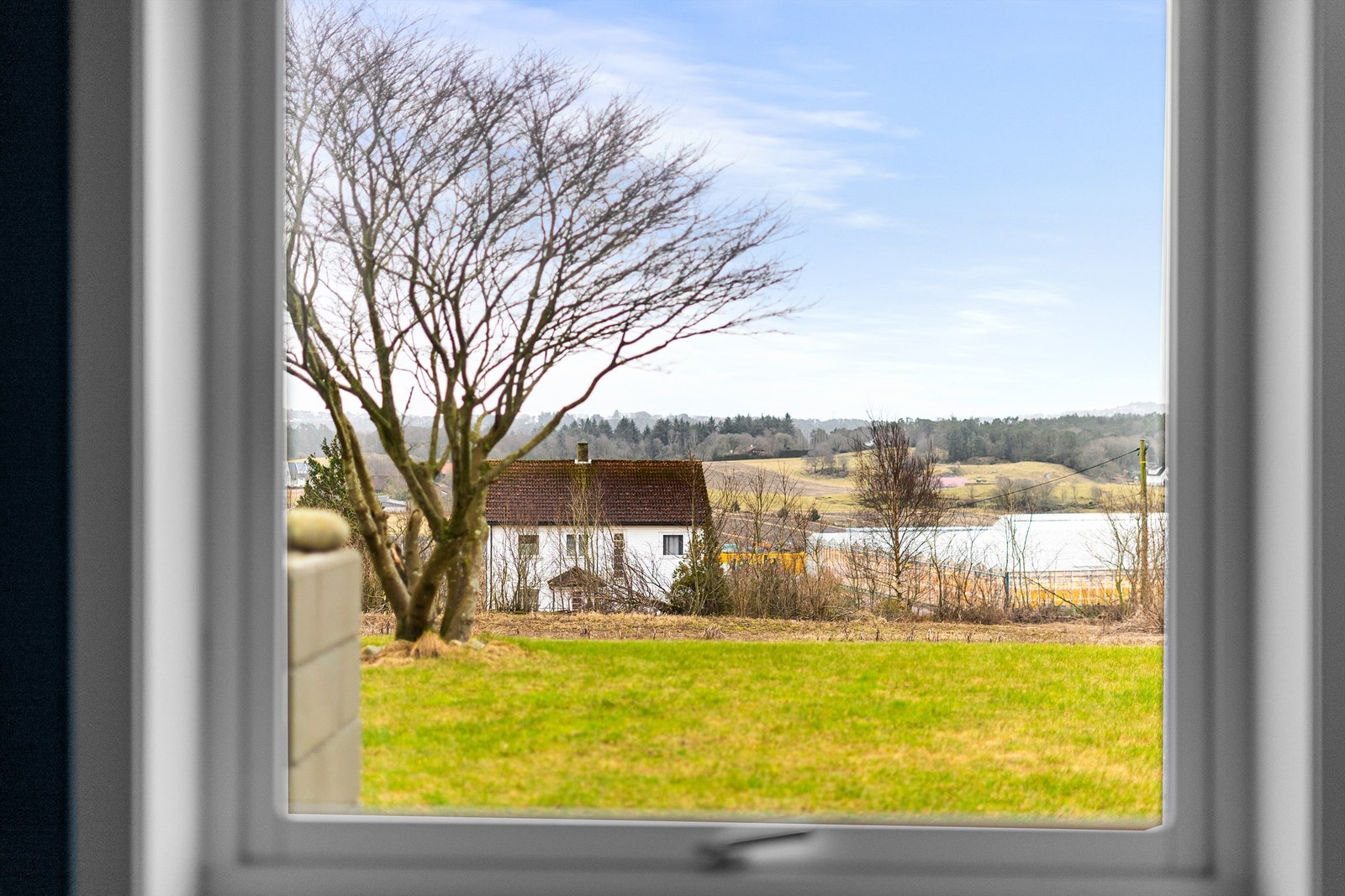 Beliggenheten gir utsikt mot Hålandsvatnet og landlige omgivelser, samtidig som det er kort vei til servicetilbud. Galleribilde