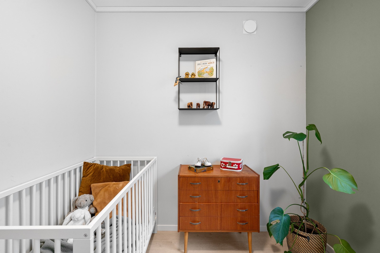 Det andre soverommet i etasjen er lyst og har plass til både seng og oppbevaring. Galleribilde