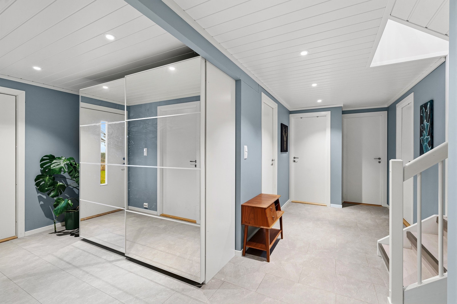 Gangen i underetasjen binder rommene sammen og har en stor skyvedørsgarderobe for rikelig med oppbevaring. Galleribilde