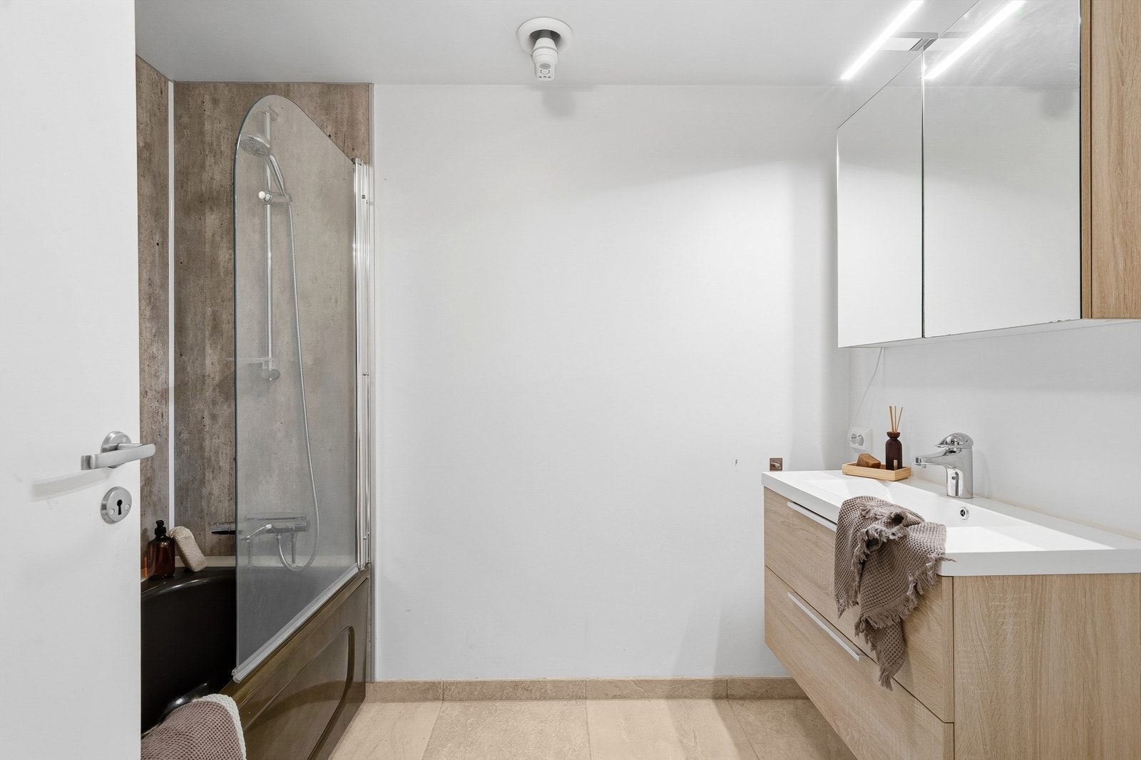 Badet i underetasjen er også fra 2018 og er utstyrt med badekar. Galleribilde