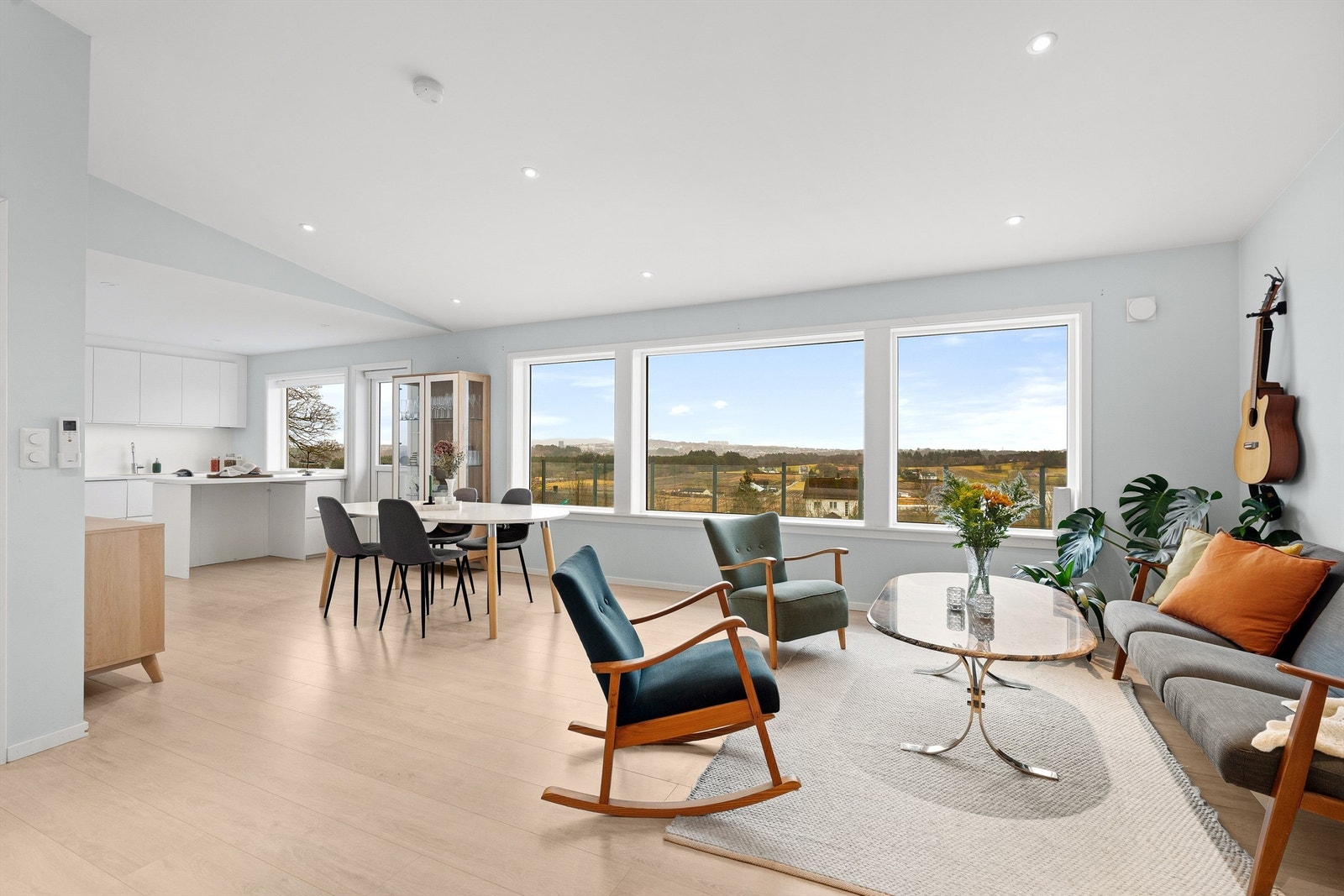 Den åpne løsningen skaper en sosial og luftig atmosfære i boligens hovedetasje. (foto: Hanne Tolleshaug) Galleribilde