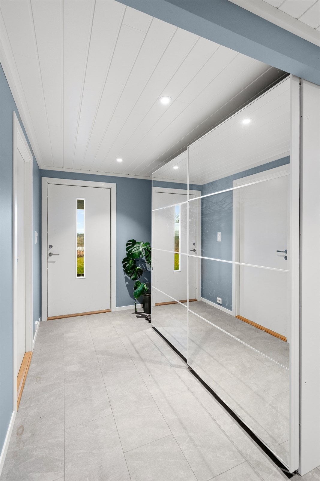 Ytterdøren i underetasjen er fra 2020 og gir direkte tilgang ut til hagen. Galleribilde