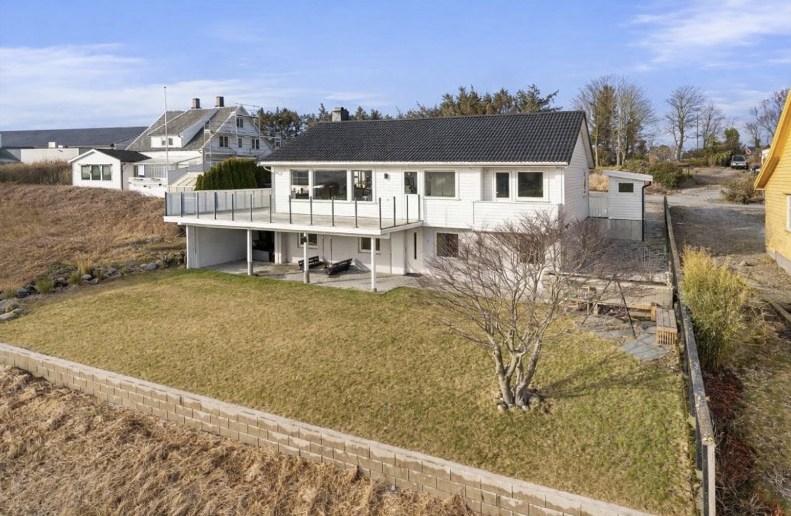 Boligen er betydelig påkostet med blant annet nytt tak med takstein og ny drenering fra 2018. Galleribilde