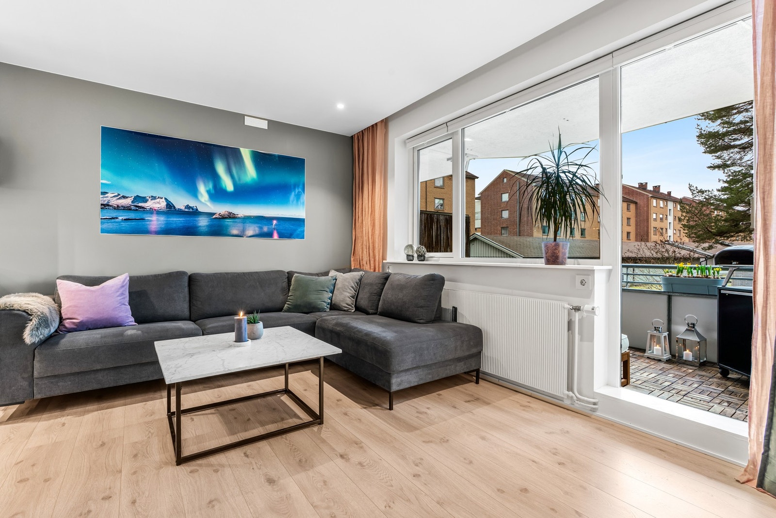 Gjennomgående god standard hvor stuen forlenges ut på balkongen og skaper en flott sammenheng mellom inne og ute. Galleribilde