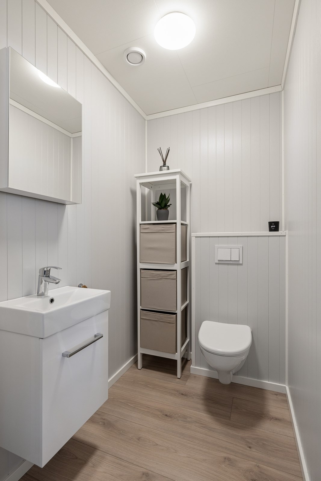 I 1. etasje er det et praktisk gjestetoalett med servant og vegghengt toalett. Galleribilde