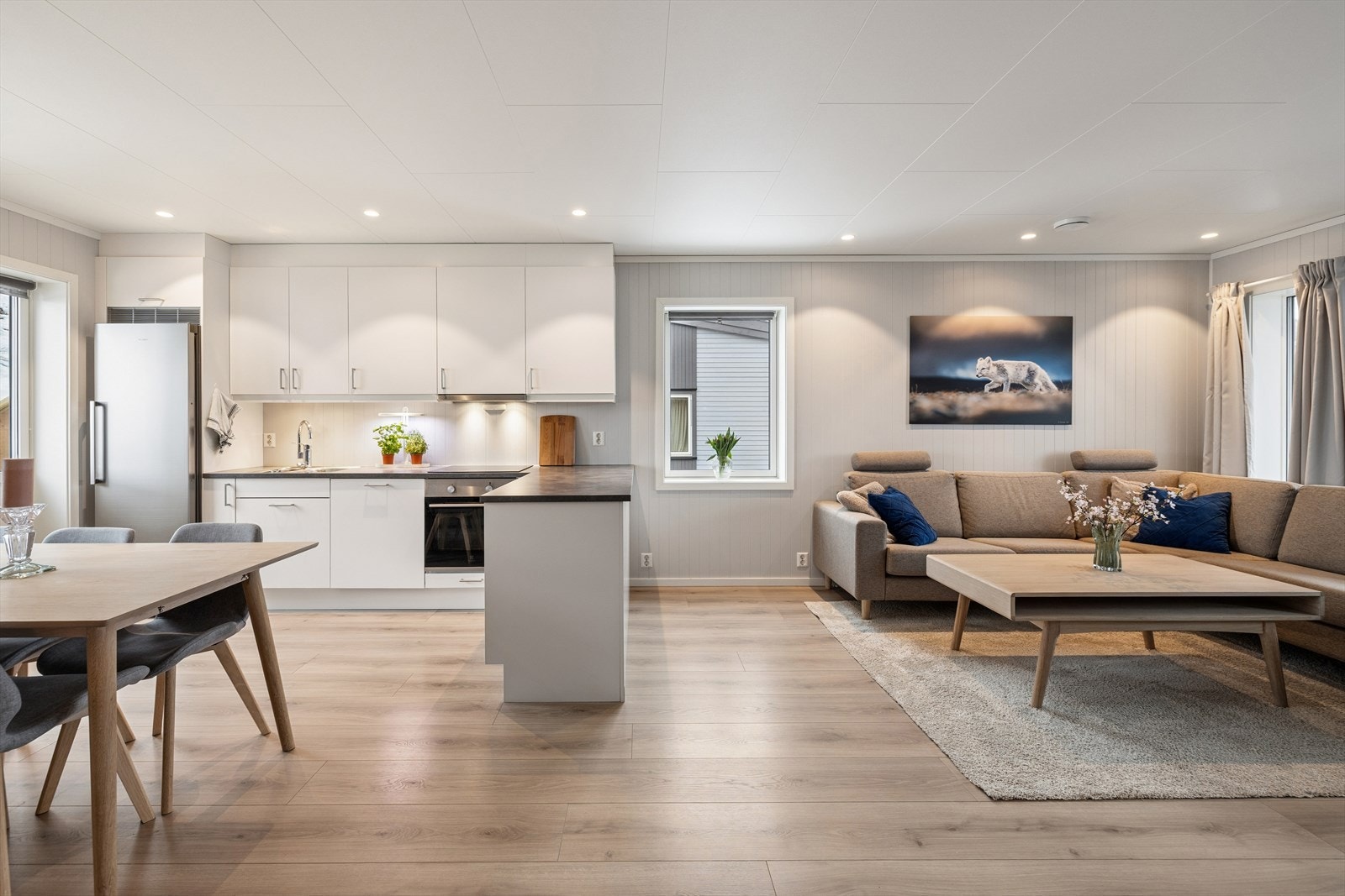 Kjøkkenet ligger i åpen løsning til stuen. Galleribilde