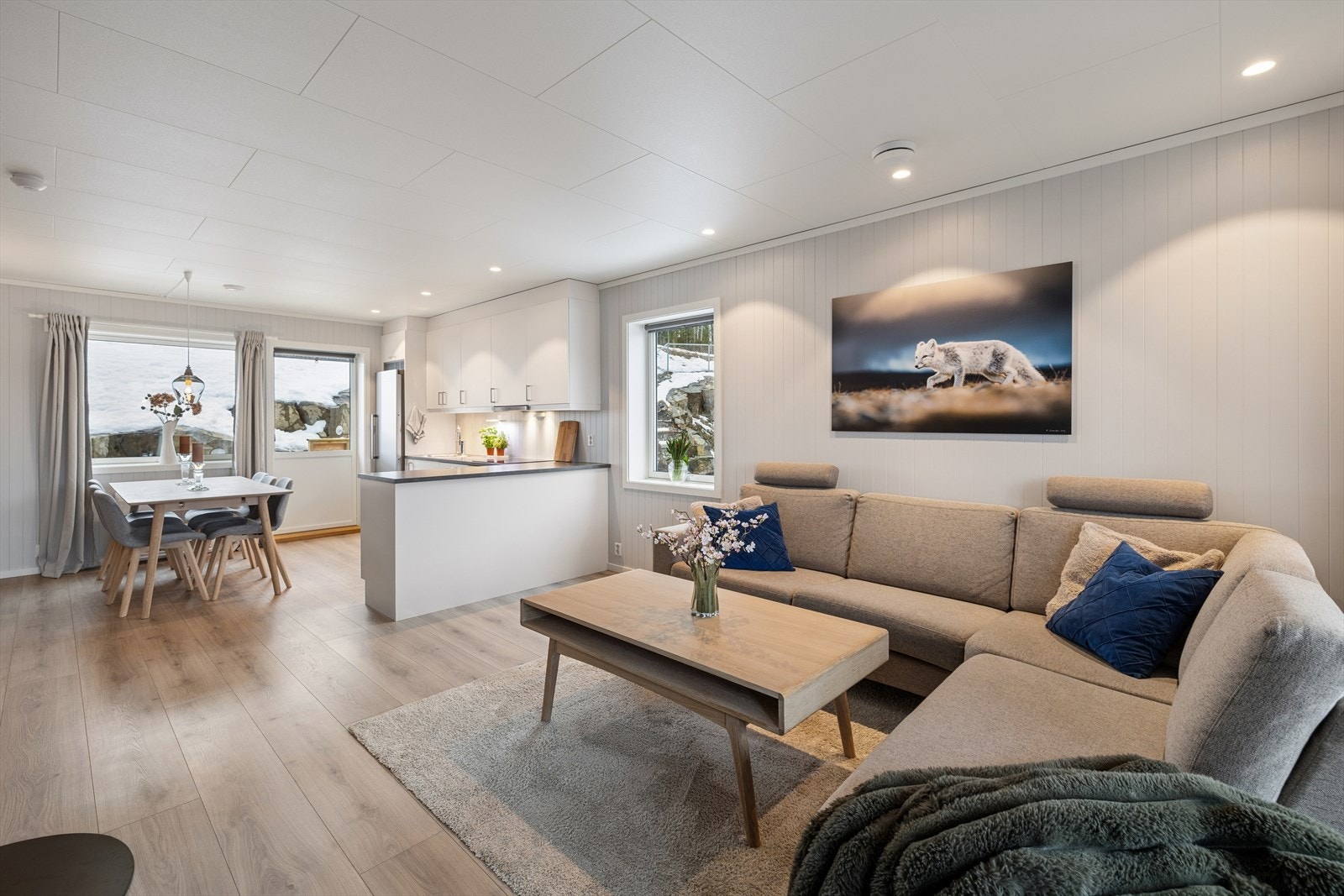 Det er 1-stavs laminat på gulv, panel på veggene og downlights i taket. Galleribilde