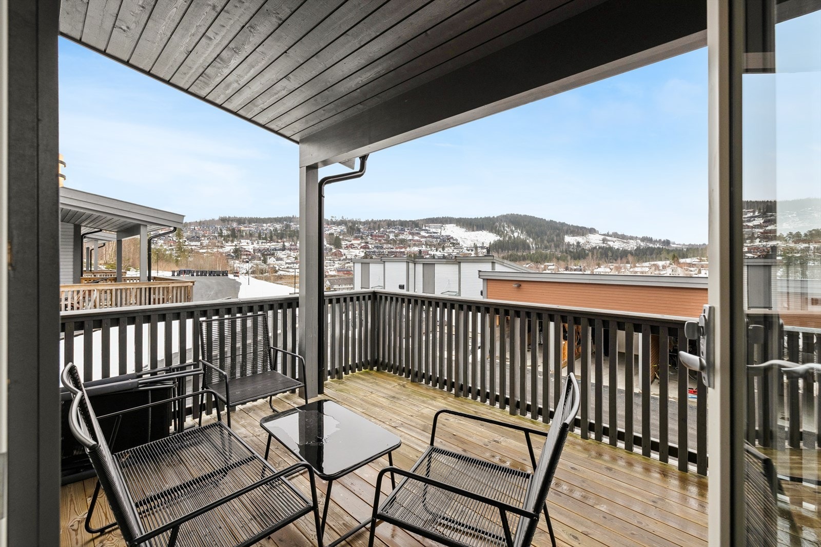 Østvendt, takoverbygget veranda med plass til utemøbler og utsyn over nærområdet. Galleribilde