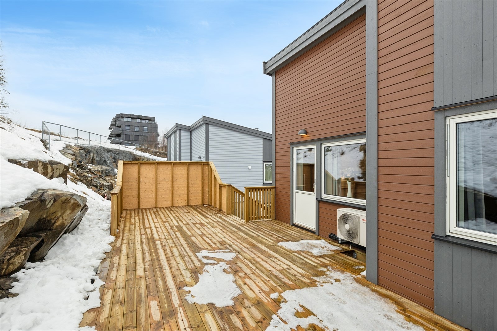 Stor, vestvendt terrasse med god plass til utemøbler. Galleribilde