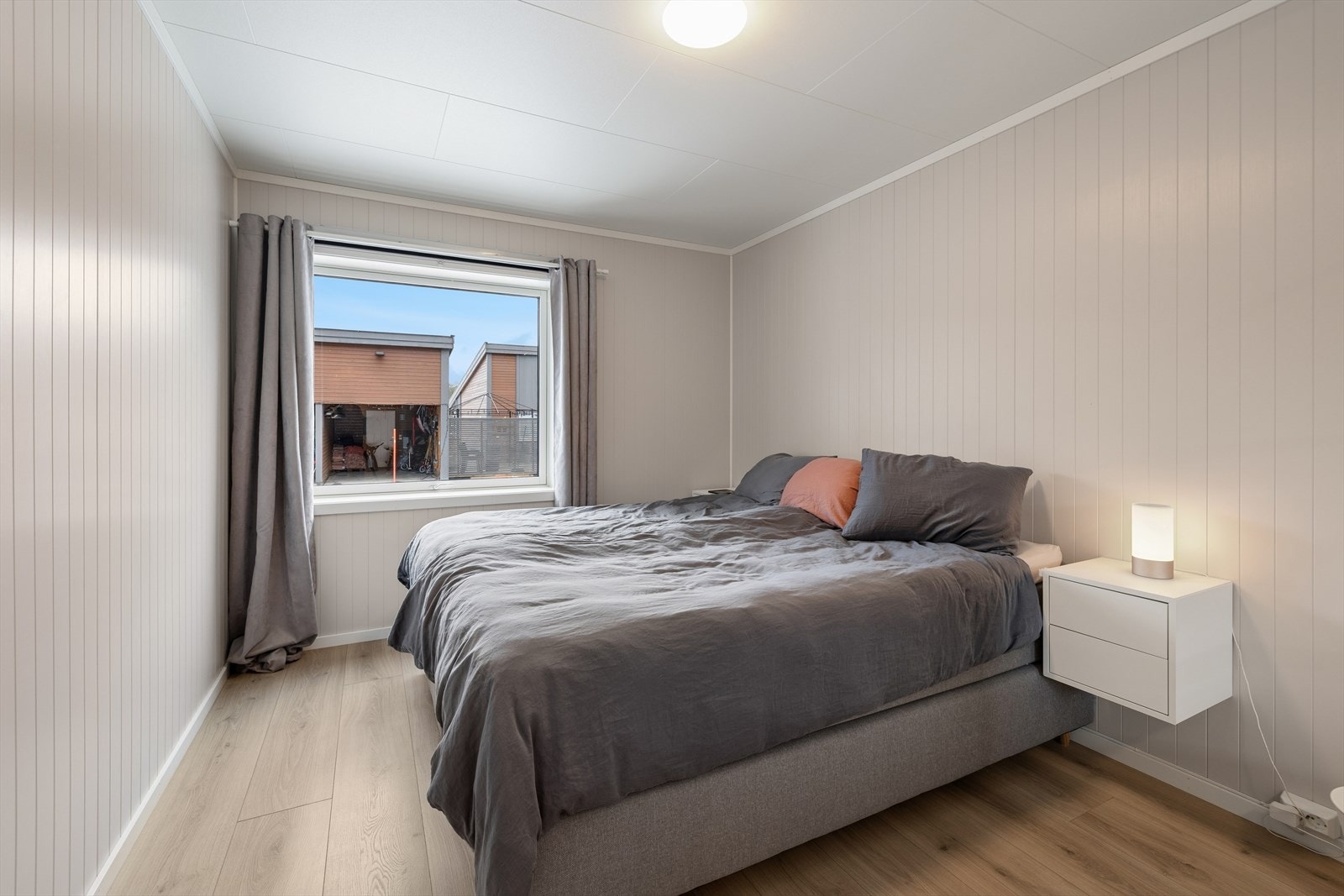 Hovedsoverommet ligger i underetasjen og har god plass til seng og garderobeskap. Galleribilde