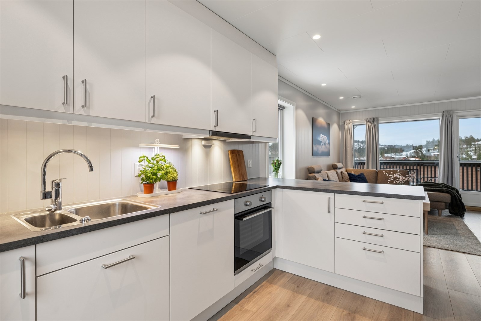 Kjøkkenet har godt med skap og benkeplass. Galleribilde