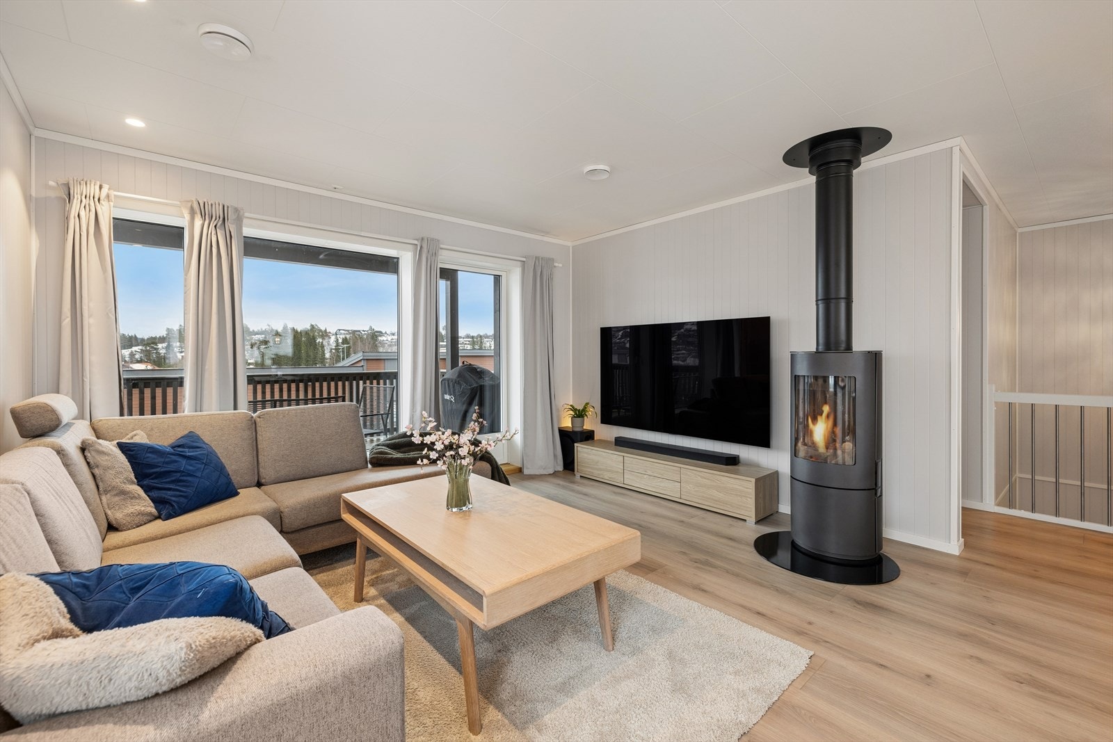 Fra stuen er det utgang til veranda. Galleribilde