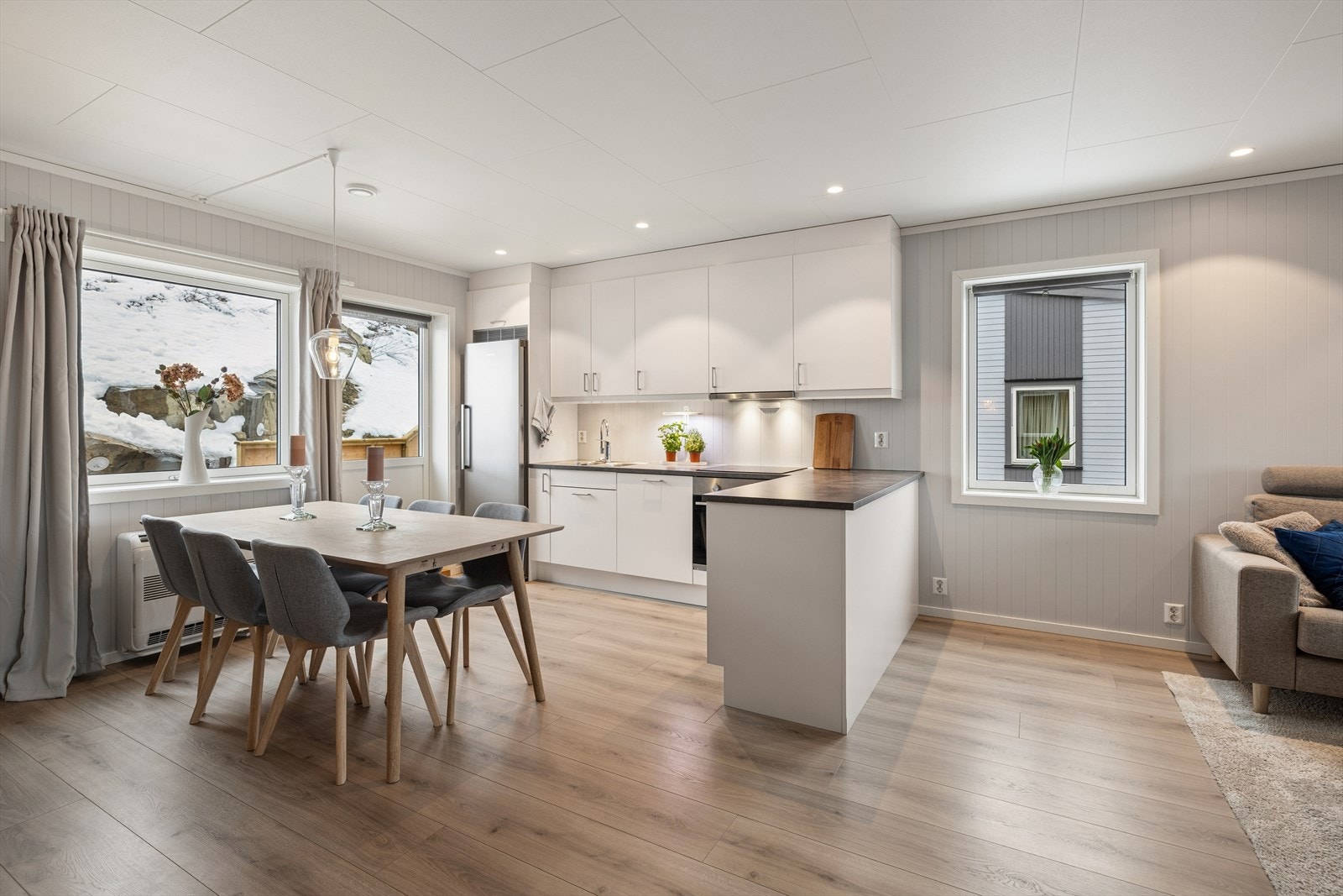 Delikat Sigdal kjøkken med glatte fronter og laminat benkeplate med oppvaskkum Galleribilde