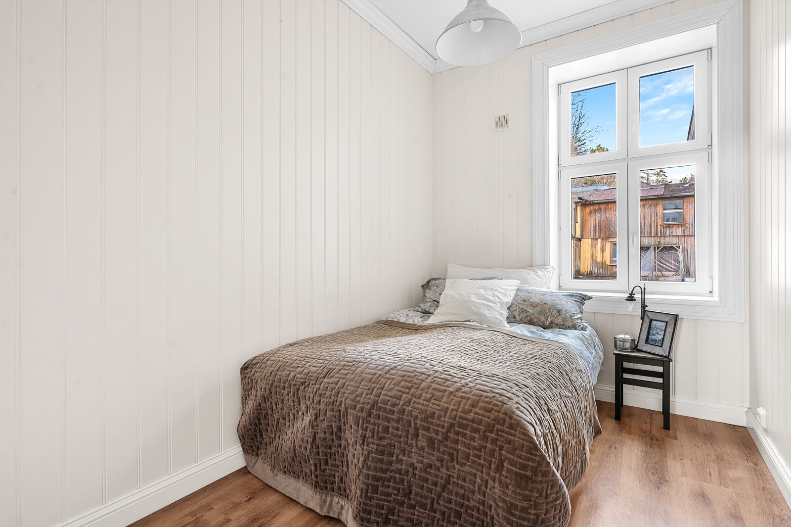 Soverom 1 er av god størrelse med god plass til dobbeltseng Galleribilde