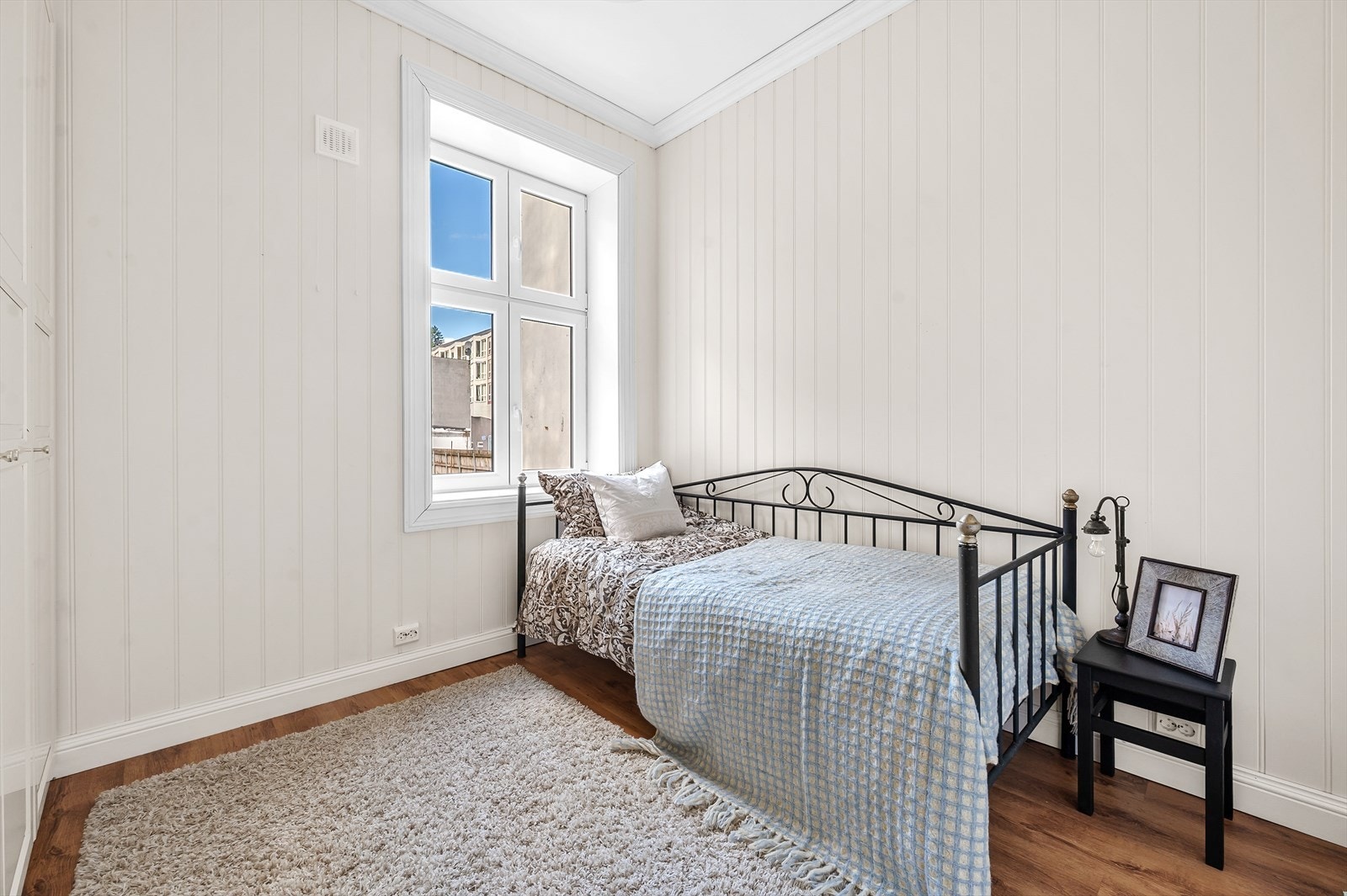 Soverom 2 er også av god størrelse med plass til dobbeltseng Galleribilde