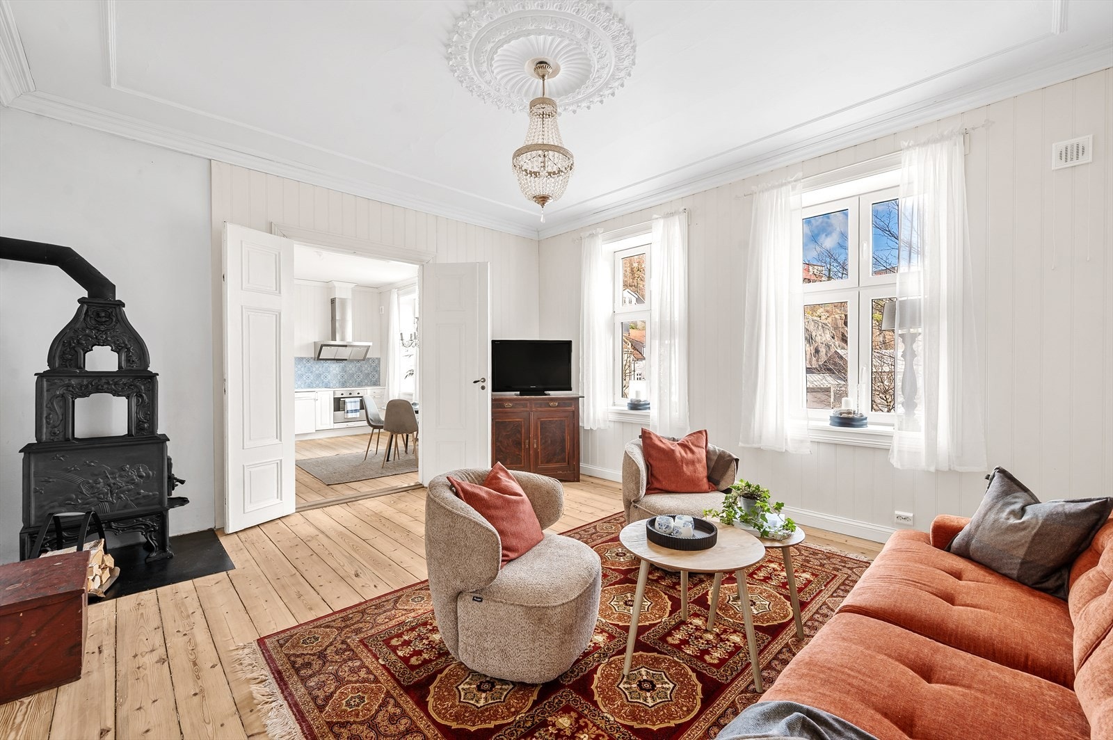 Velkommen til Blødekjær 5! En lys og luftig 3-roms selveier i klassisk stil.
Leiligheten er stylet av Desiree Omdal. Galleribilde