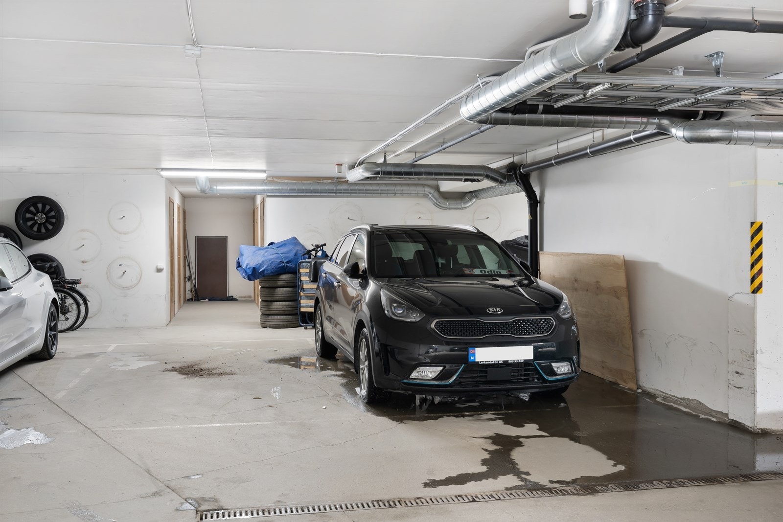 Tilhørende parkeringsplass i lukket parkeringskjeller. Utvendig gjesteparkering mot nord. Galleribilde