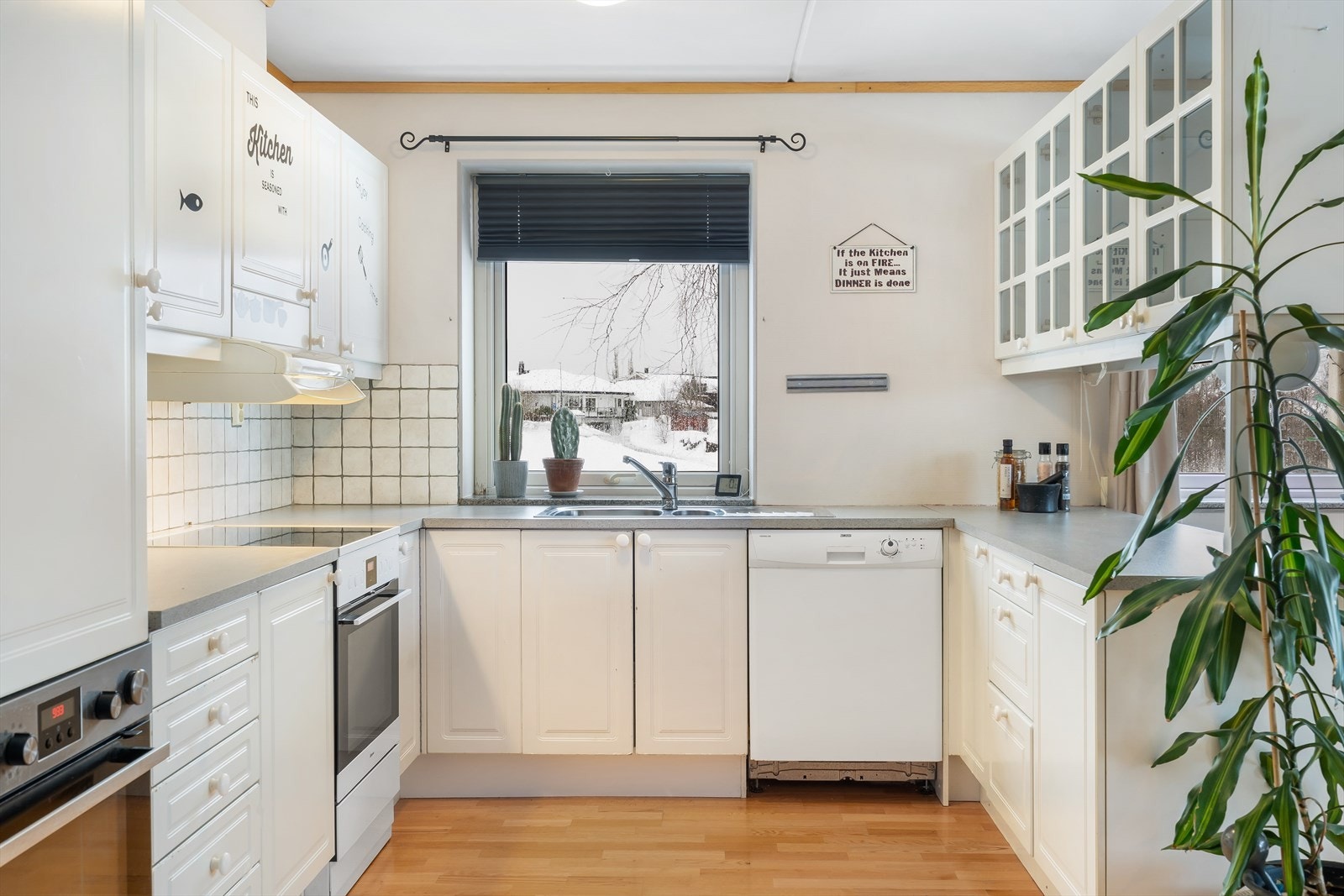 Fliser på vegg mellom benk og overskap, samt laminert benkeplate. Galleribilde