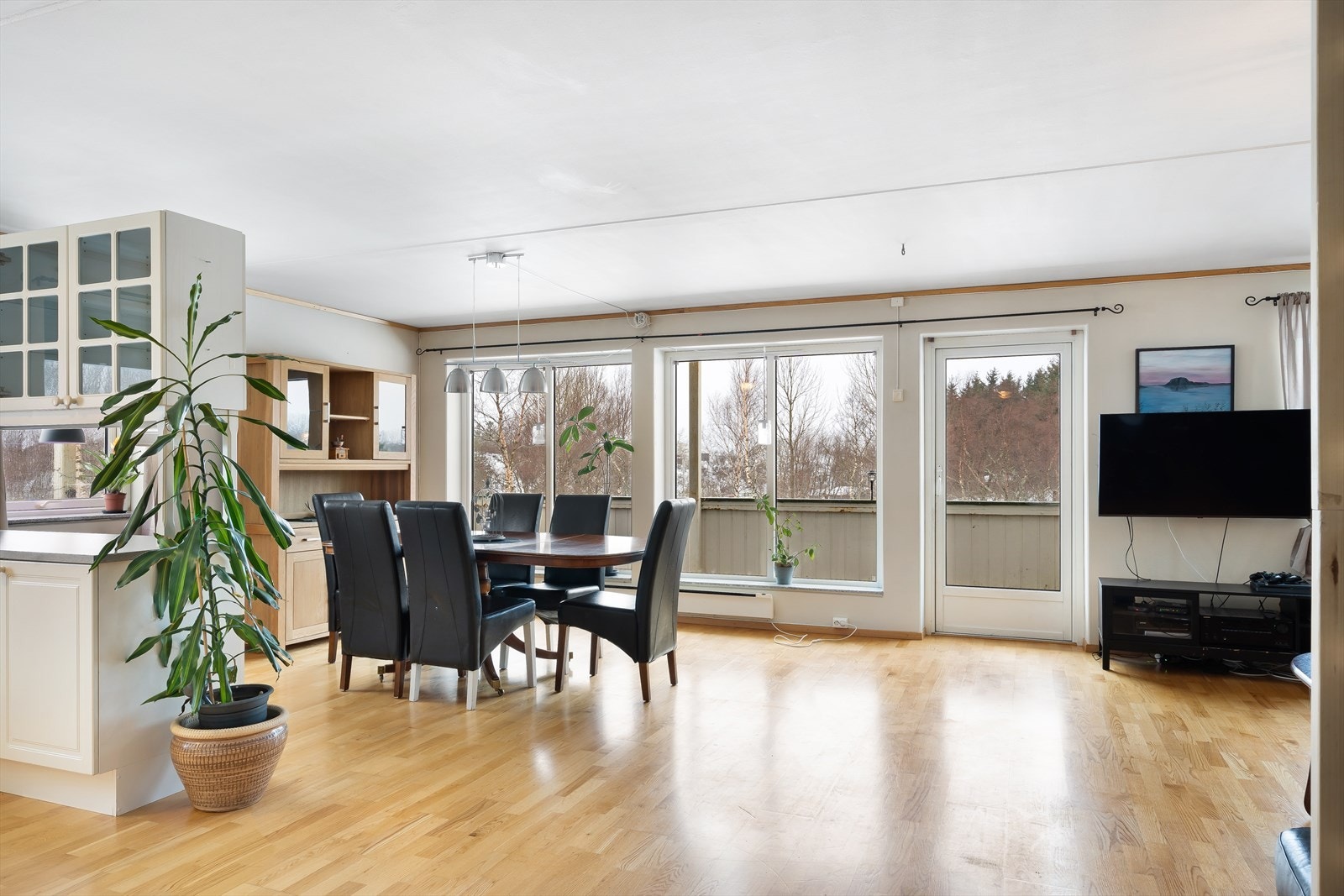 Rommene får godt gjennomlys fra flere vindusflater i sør og vest. Galleribilde