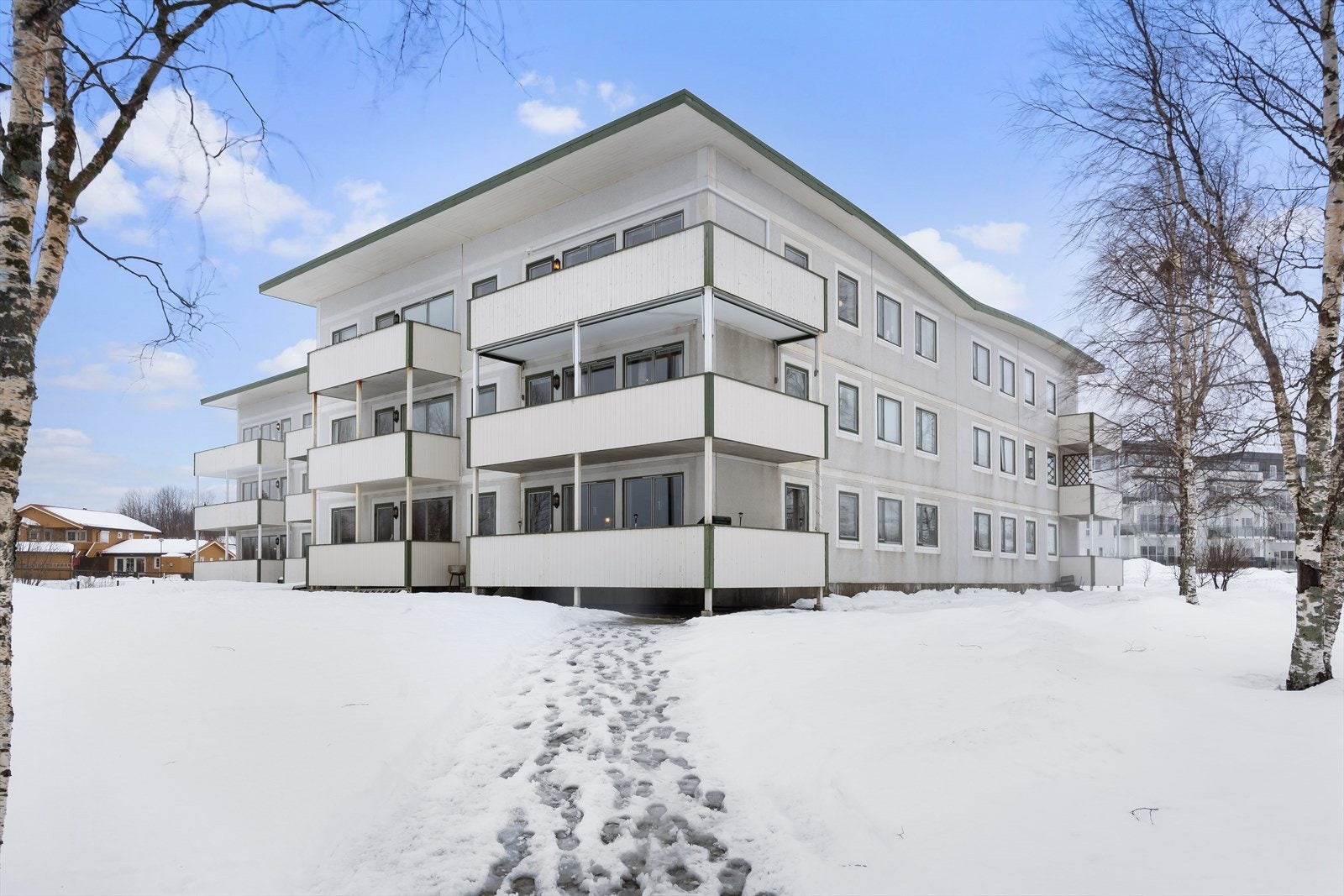 Leiligheten ligger i Kløvermarka nordøst for Brønnøysund sentrum. Galleribilde