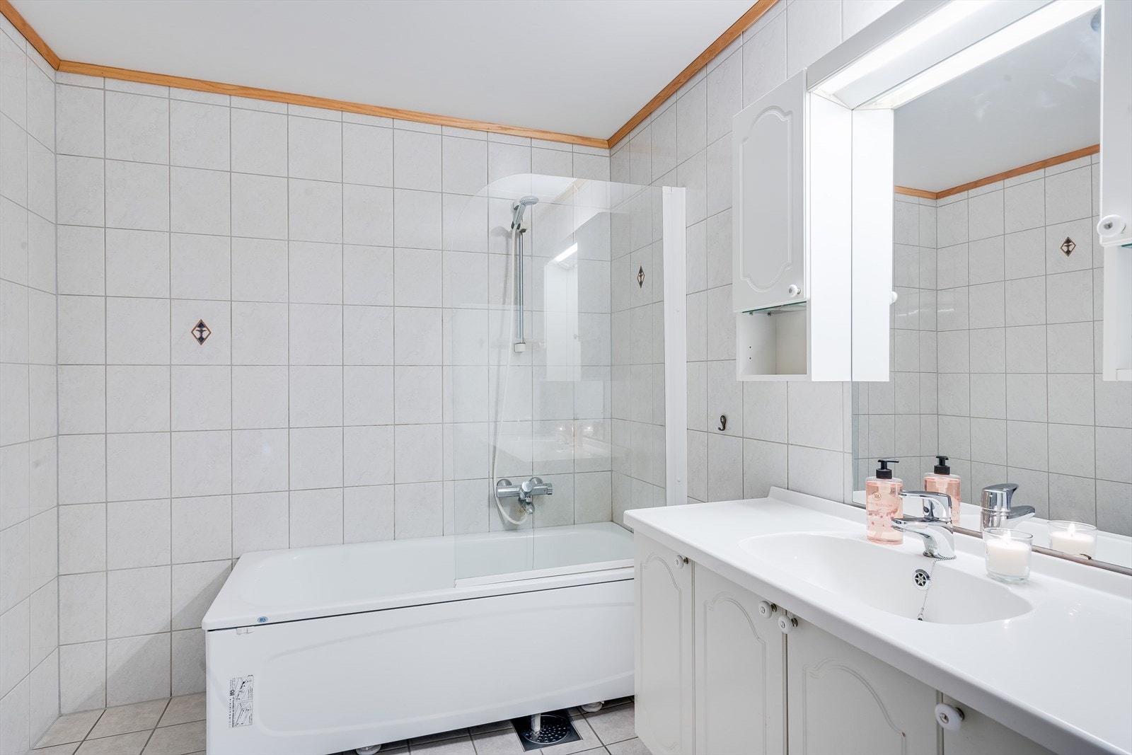 Badekar med dusjvegg. Galleribilde