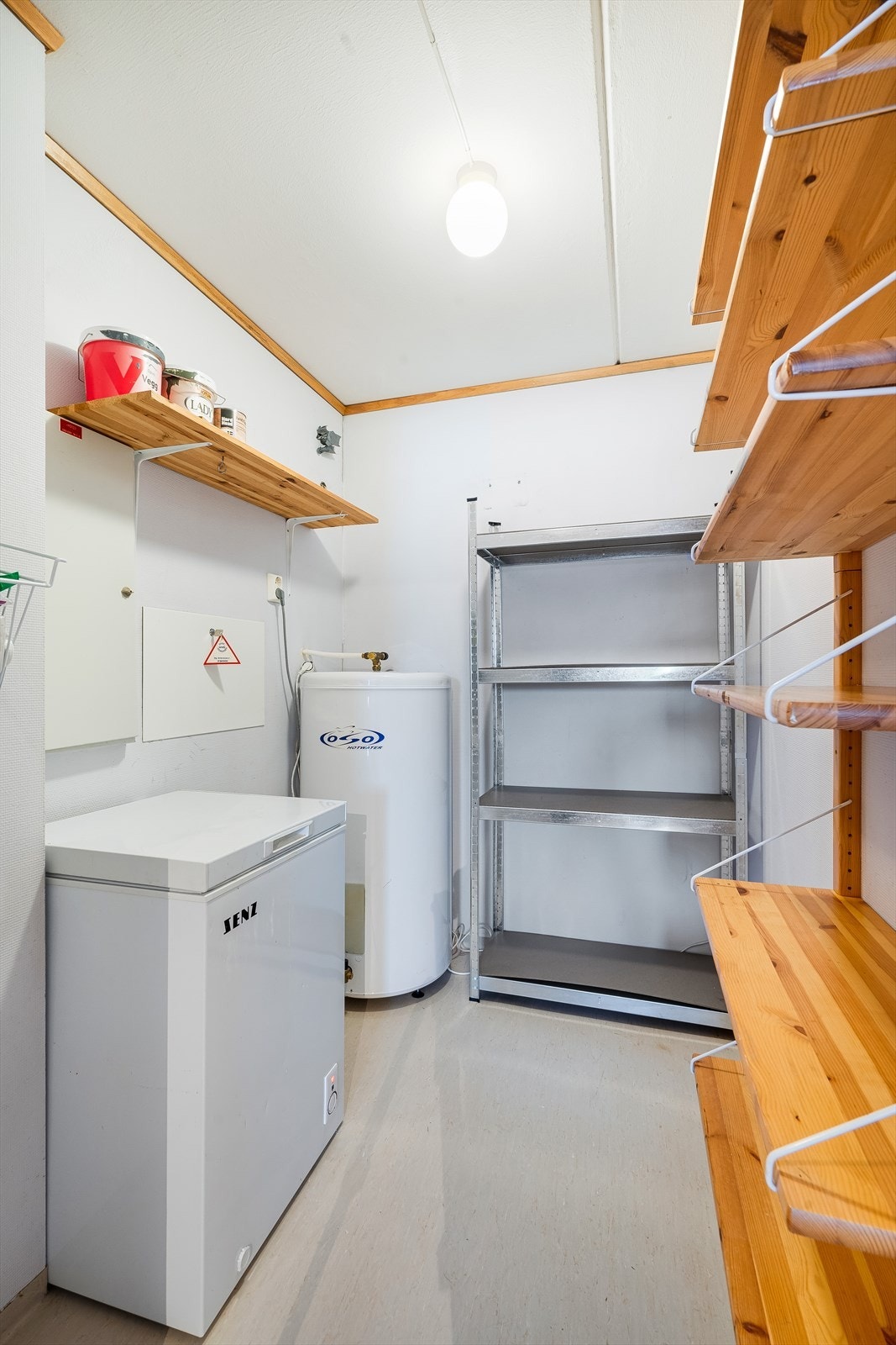 Bod/teknisk rom med varmtvannsbereder, sikringsskap med automatsikringer, rør-i-rør-skap, sentralstøvsugerenhet og diverse hyller. Fryser medfølger ikke i handelen. Galleribilde