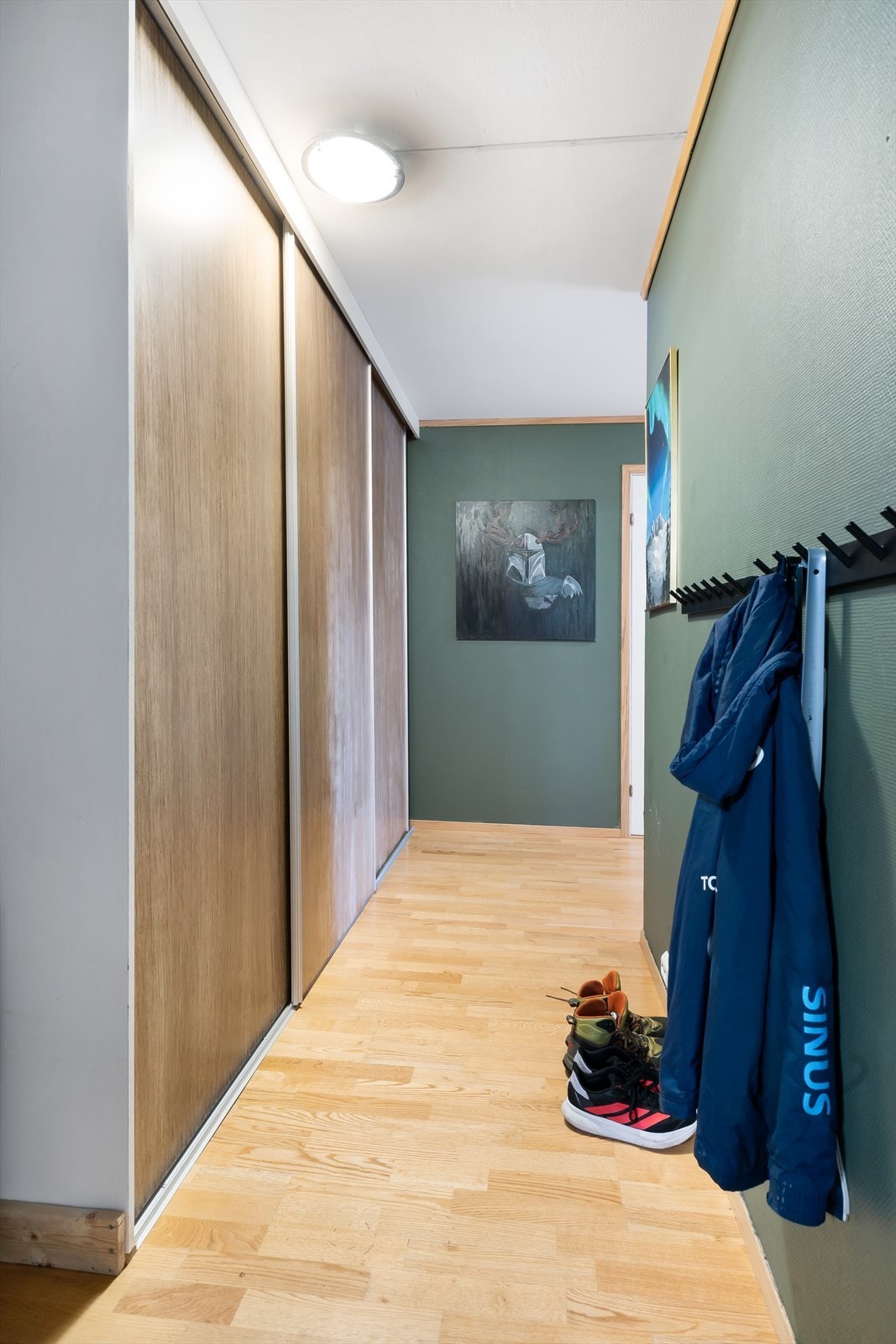 Fra felles inngangsparti kommer du inn i en entré med god oppbevaringsplass i skyvedørsgarderobe med innredning. Galleribilde