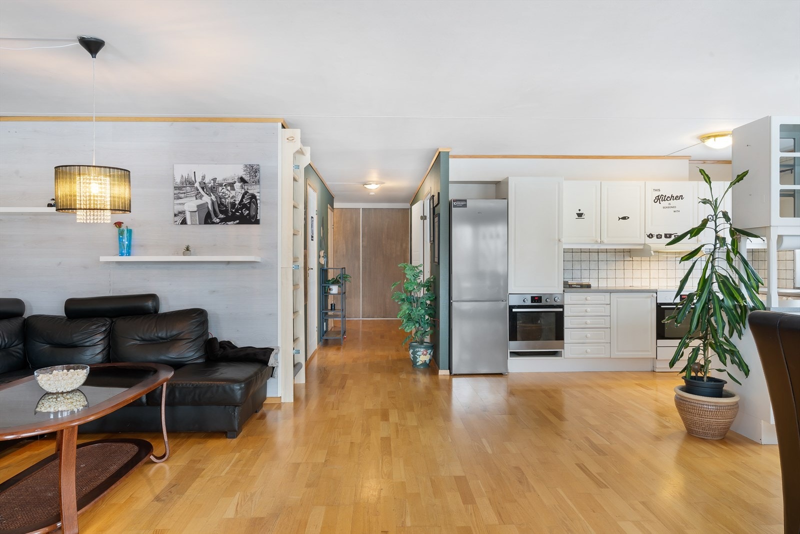 Kjøkken og stue i åpen løsning. Galleribilde