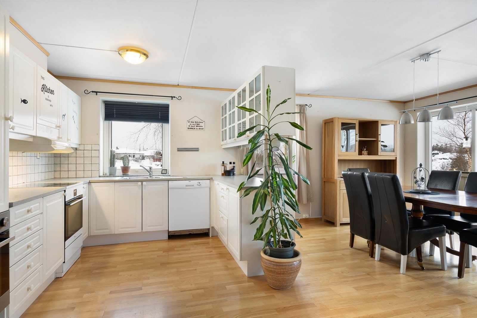 Kjøkkenet har hvit profilert innredning med over- og underskap. Galleribilde