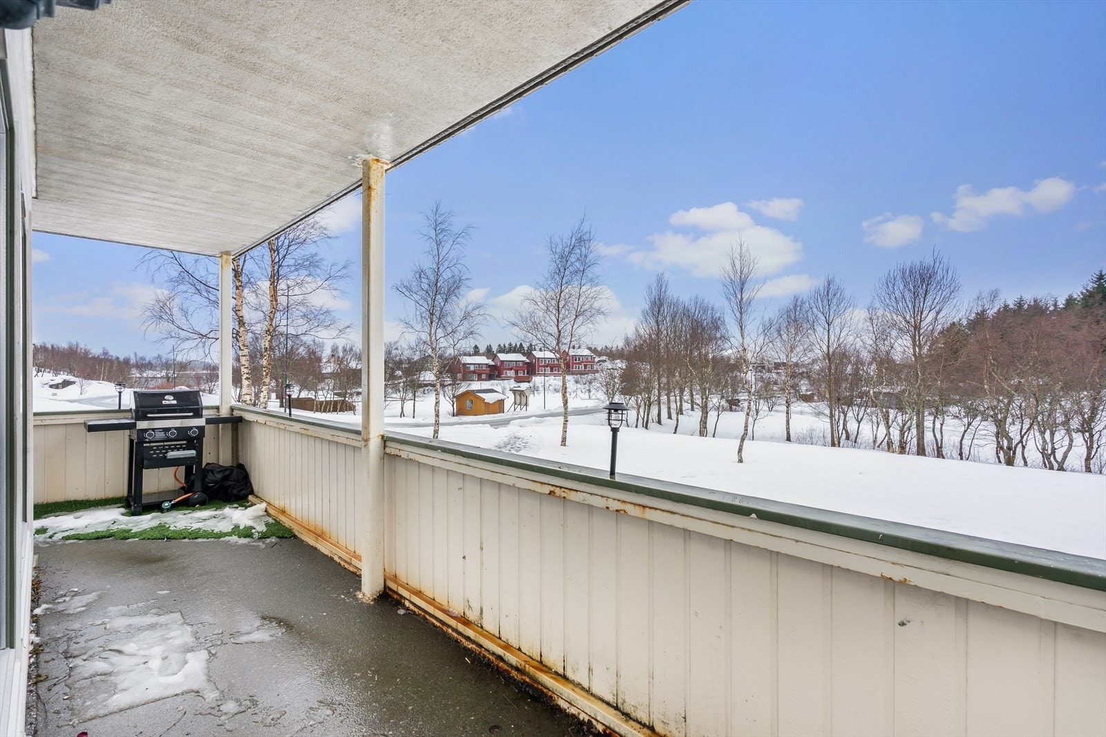 Her har du usikt over omkringliggende område og gode solforhold. Port og trapp ned til plen i nordvest. Galleribilde