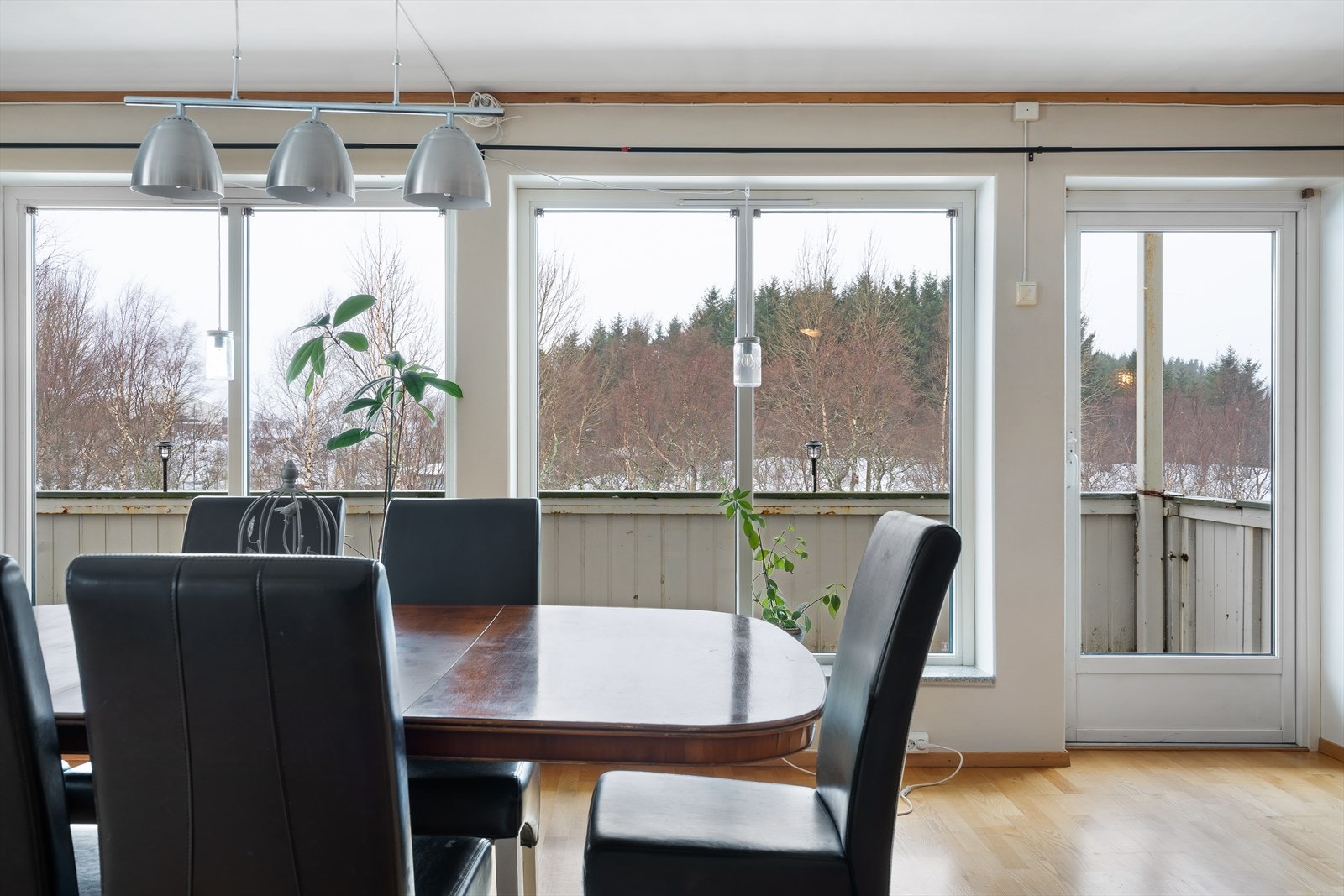 Fra stuen er det utgang til en sørvestvendt overbygd veranda. Galleribilde