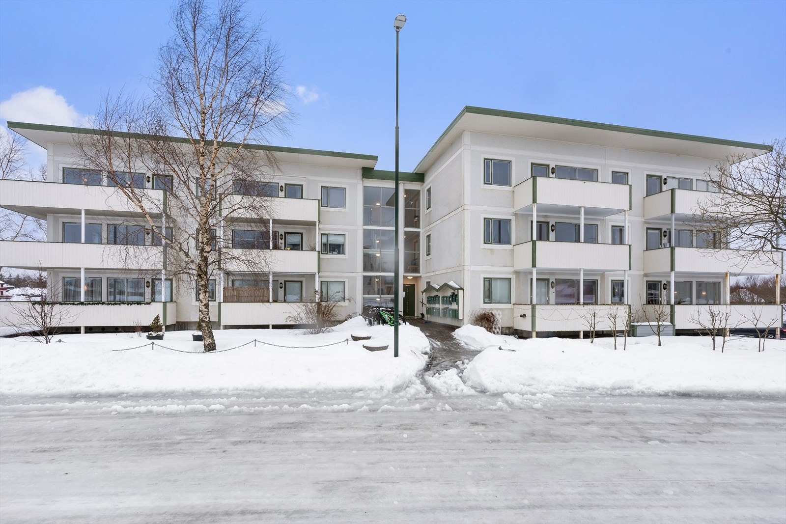 Som nærmeste nabo ligger Kløvermarka barnehage, samt at det er ca. 1,8 km til Salhus skole med gang- og sykkelvei hele veien. Galleribilde