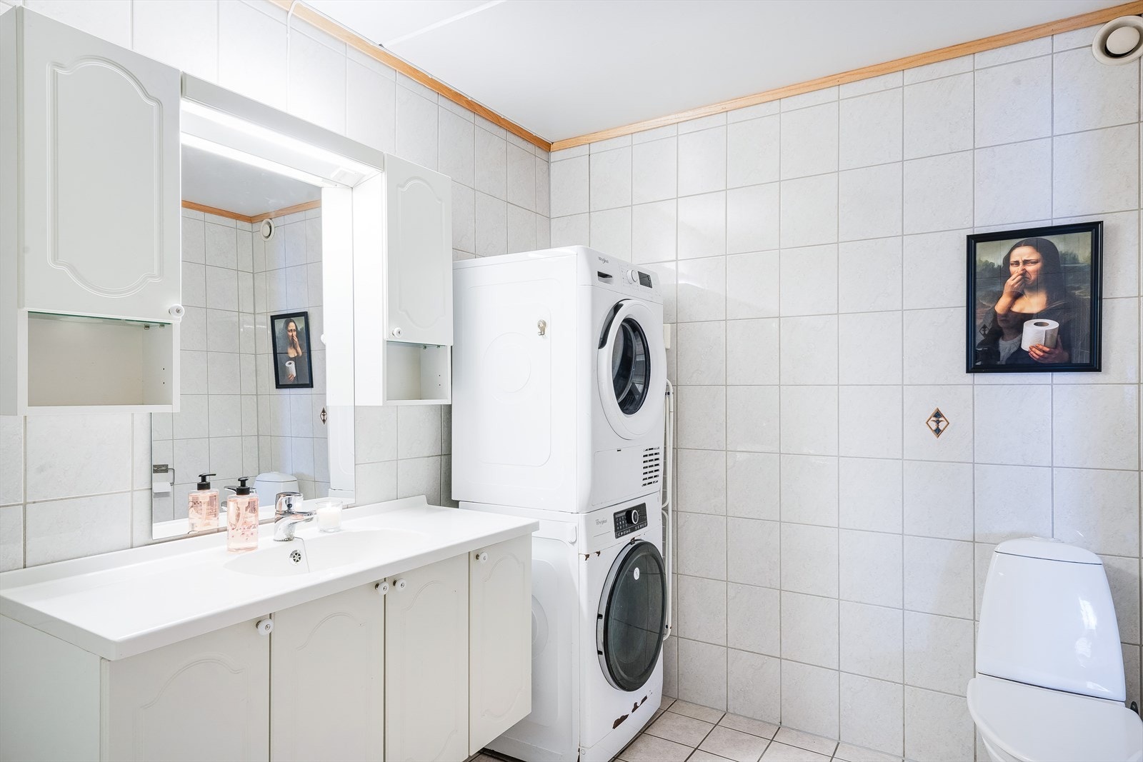 Det er montert en hvit profilert innredning med over- og underskap, nedfelt heldekkende servant, speil og belysning. Galleribilde