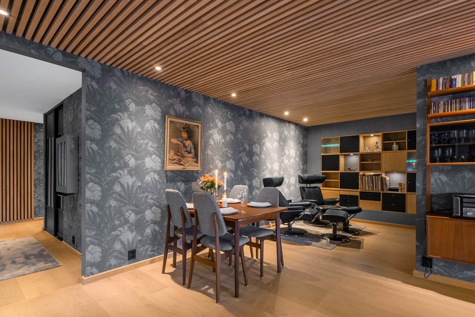 Leiligheten ble renovert og ombygget i 2021/22, inkludert nytt bad, kjøkken, rør, elektrisk anlegg og overflater. Galleribilde