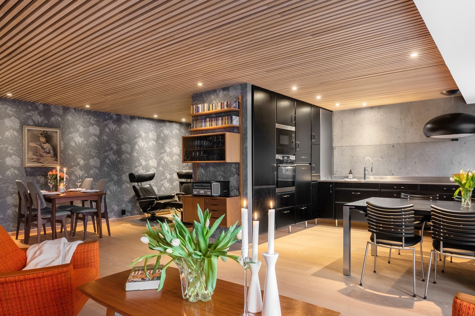 Stuen blir et naturlig samlingspunkt i boligen med åpen og gjennomtenkt løsning mot kjøkkenet. Galleribilde