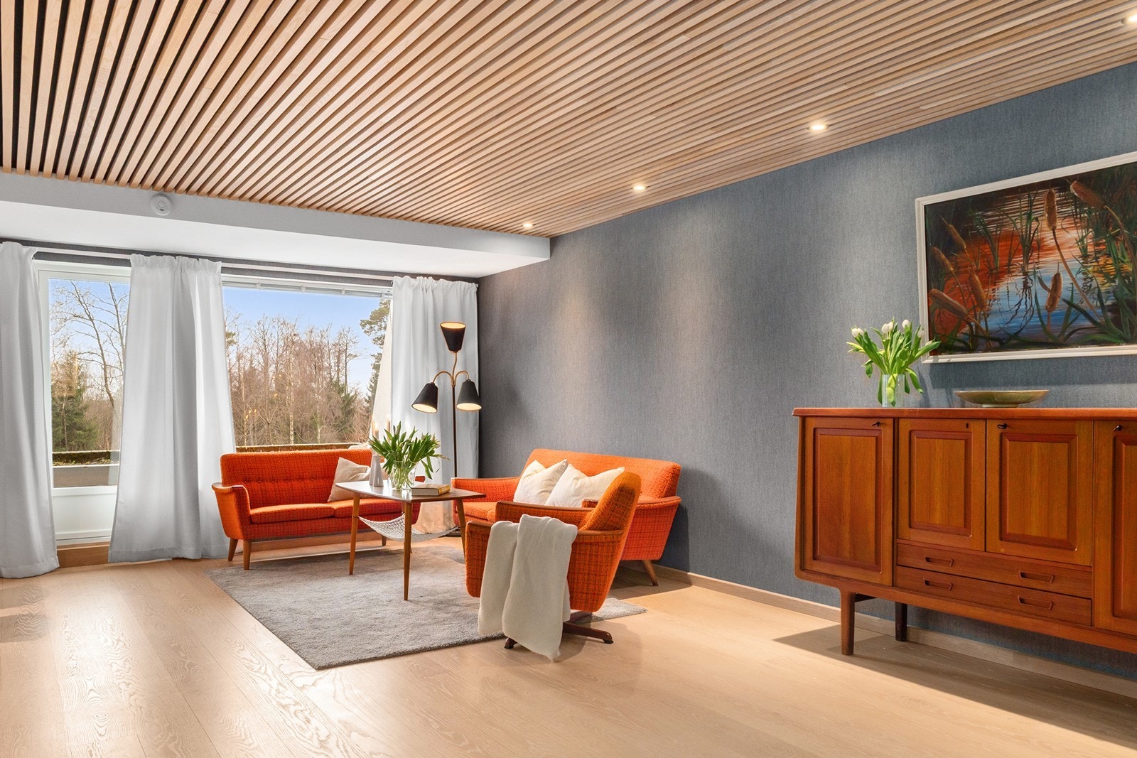 Fra vinduene skimtes et landlig og idyllisk utsyn mot grønt- og åkerlandskap. Fra stuen er det utgang til veranda. Galleribilde