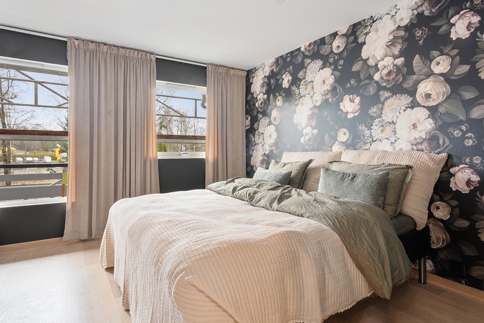 Soverommene fremstår harmoniske, med gode lysforhold fra store vindusflater. Galleribilde