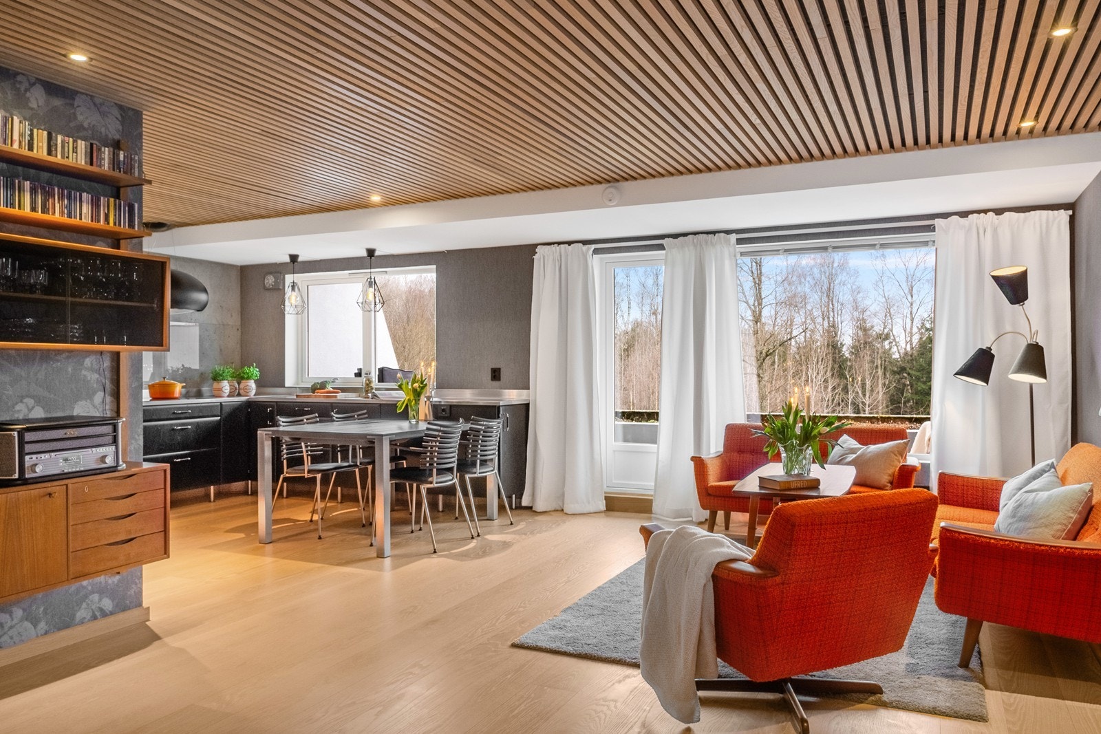 Taket med spiler og integrert belysning skaper et unikt uttrykk. Galleribilde